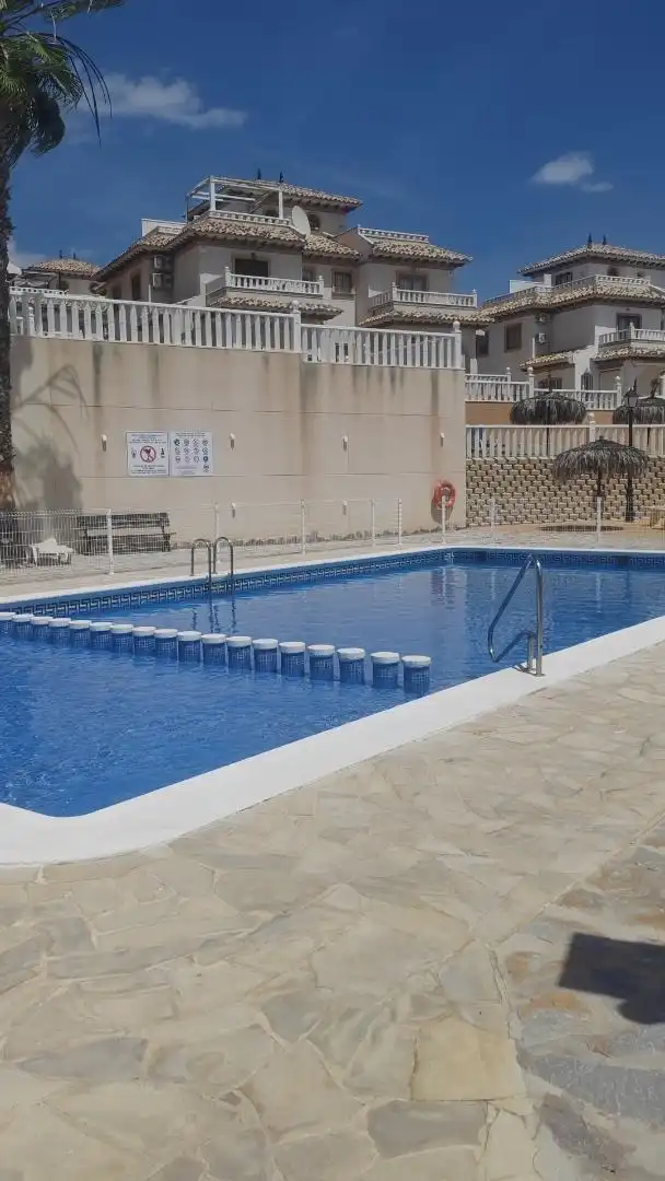Piscina de Apartament en venda en Orihuela amb Aire condicionat, Calefacció i Jardí privat