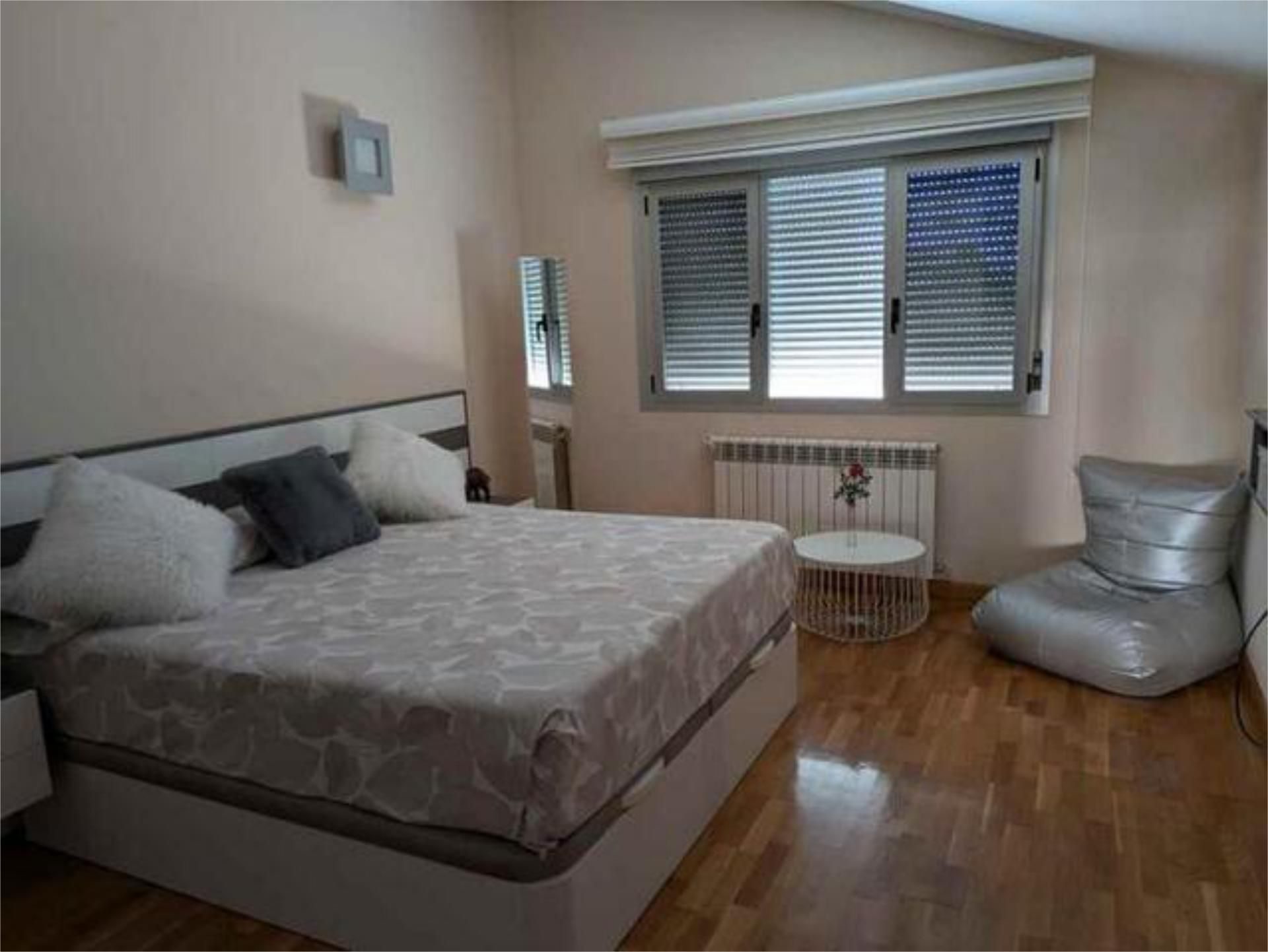 Dormitori de Casa o xalet en venda en Bilbao  amb Calefacció, Jardí privat i Terrassa