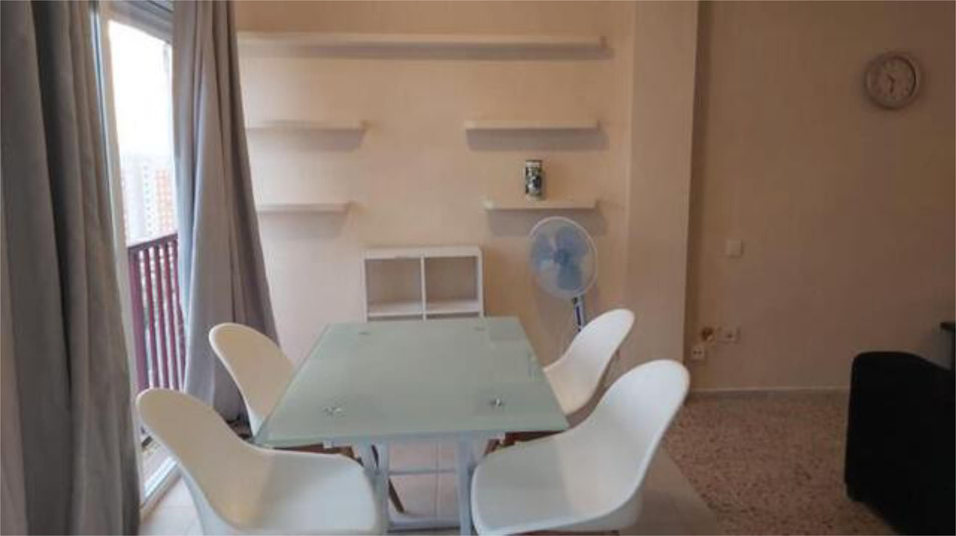 Menjador de Apartament de lloguer en Alicante / Alacant amb Calefacció, Jardí privat i Piscina