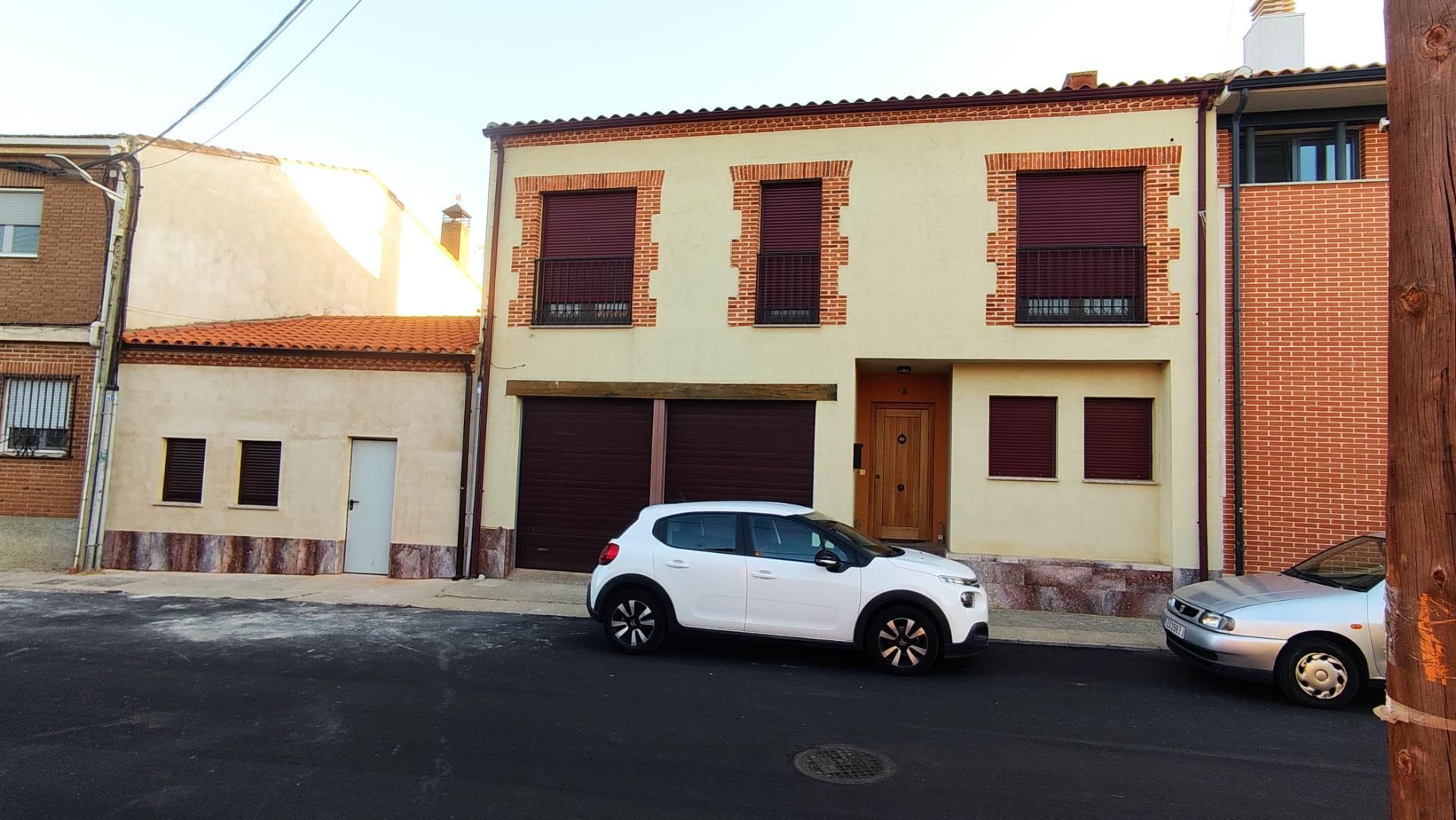 Vista exterior de Casa o xalet en venda en Monfarracinos amb Calefacció, Jardí privat i Terrassa