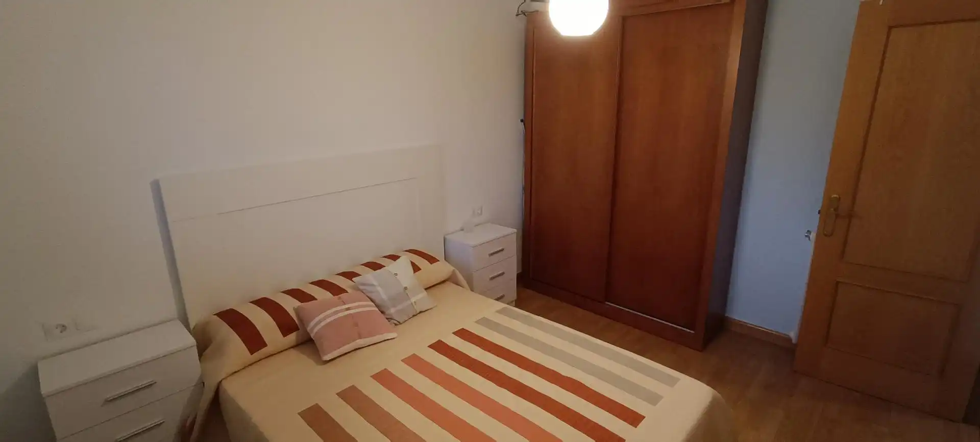 Habitació a Calle de Panama, 39, Zona Alta Dormitori de Casa adosada per a compartir en Ponferrada amb Calefacció, Jardí privat i Parquet