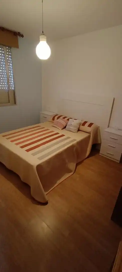Habitació a Calle de Panama, 39, Zona Alta Dormitori de Casa adosada per a compartir en Ponferrada amb Calefacció, Jardí privat i Parquet