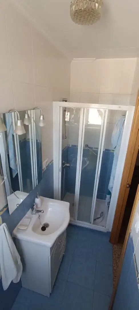 Habitació a Calle de Panama, 39, Zona Alta Bany de Casa adosada per a compartir en Ponferrada amb Calefacció, Jardí privat i Parquet