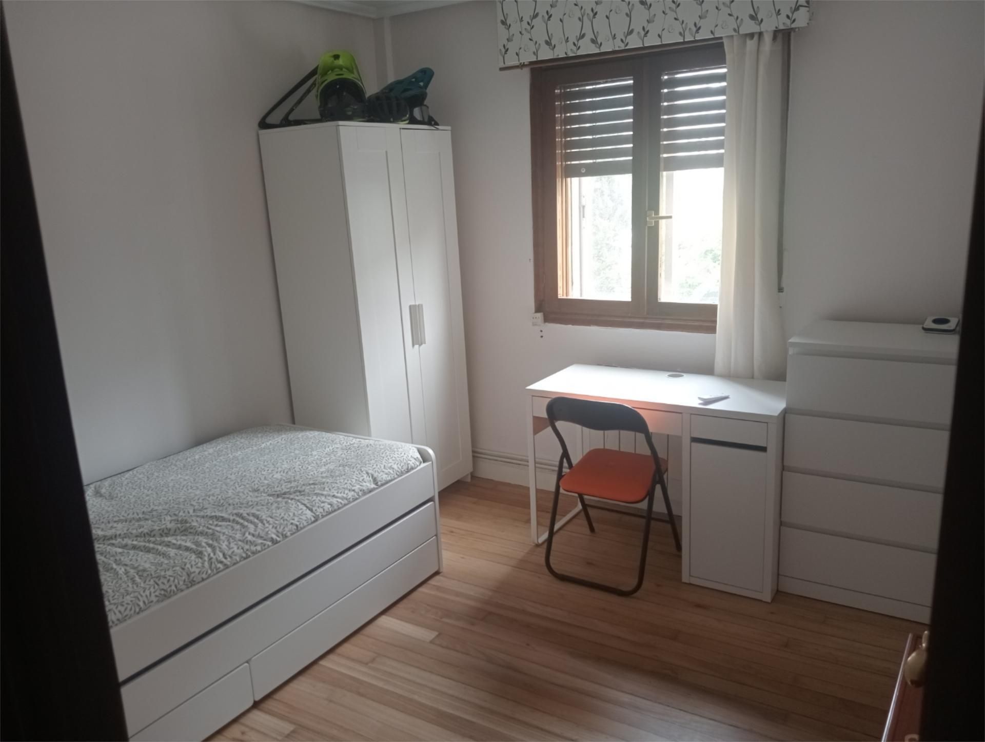 Bedroom of Flat to share in Leioa  with Heating, Furnished and Washing machine