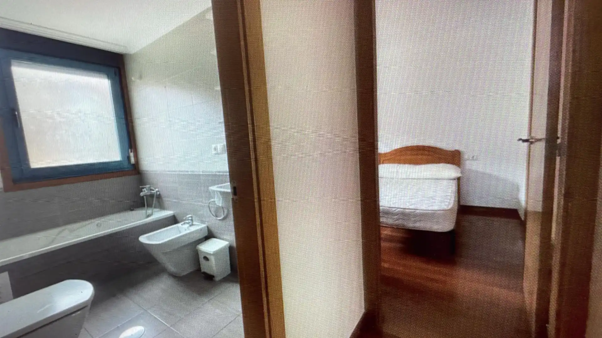 Baño de Piso de alquiler en Rianxo con Calefacción, Parquet y Terraza