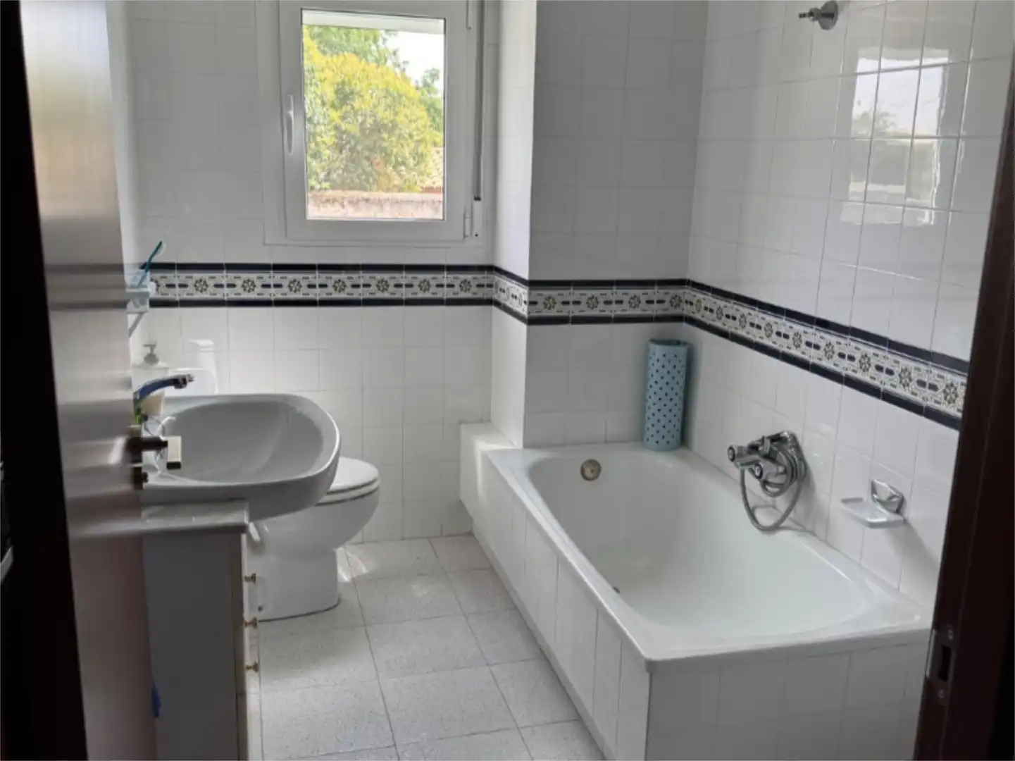 Houses for sale in Calle Luciano Maldonado, 5, Íllora Bathroom of Houses for sale in Íllora with Swimming Pool and Balcony