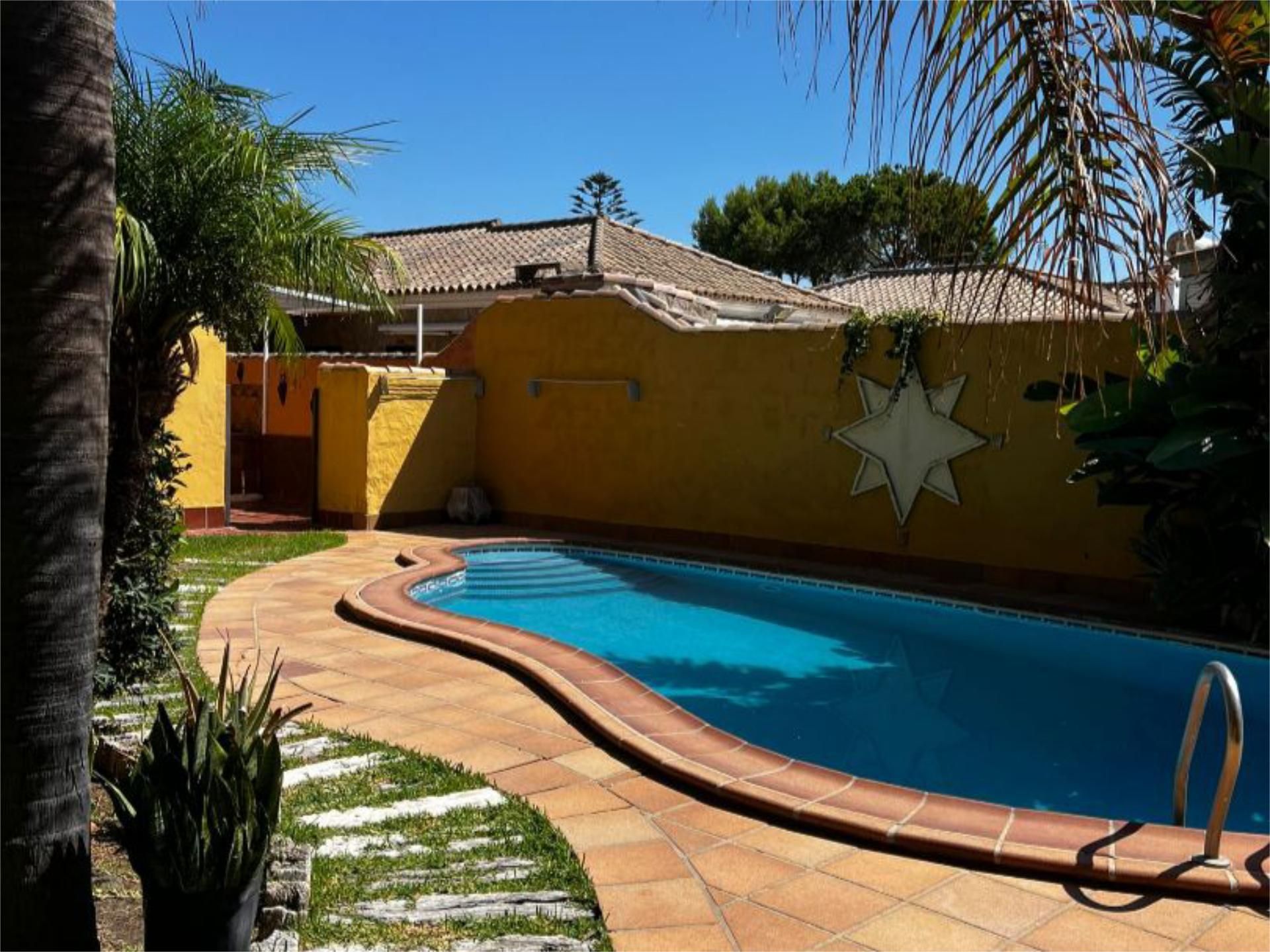 Piscina de Casa o chalet de alquiler en Chiclana de la Frontera con Aire acondicionado, Calefacción y Jardín privado