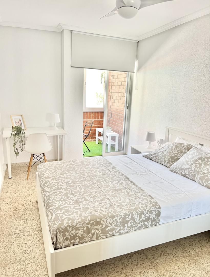 Bedroom of Flat to share in Alicante / Alacant  with Heating, Private garden and Parquet flooring