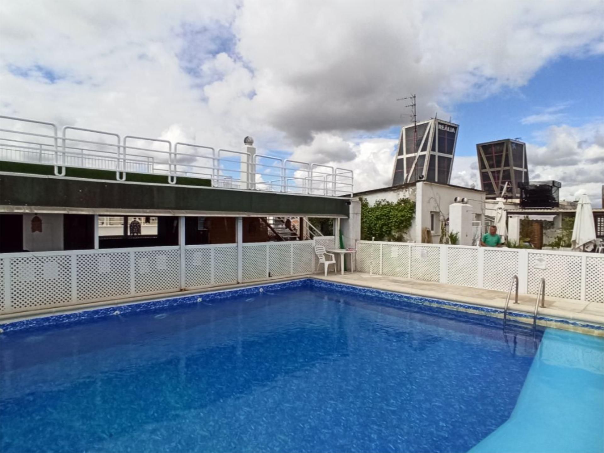Swimming pool of Flat to rent in  Madrid Capital  with Air Conditioner, Heating and Parquet flooring