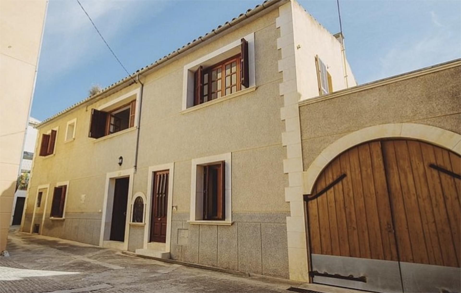 Casa adosada en venda a Carrer L'església, 3, Santa Eugènia Vista exterior de Casa adosada en venda en Santa Eugènia amb Terrassa i Balcó