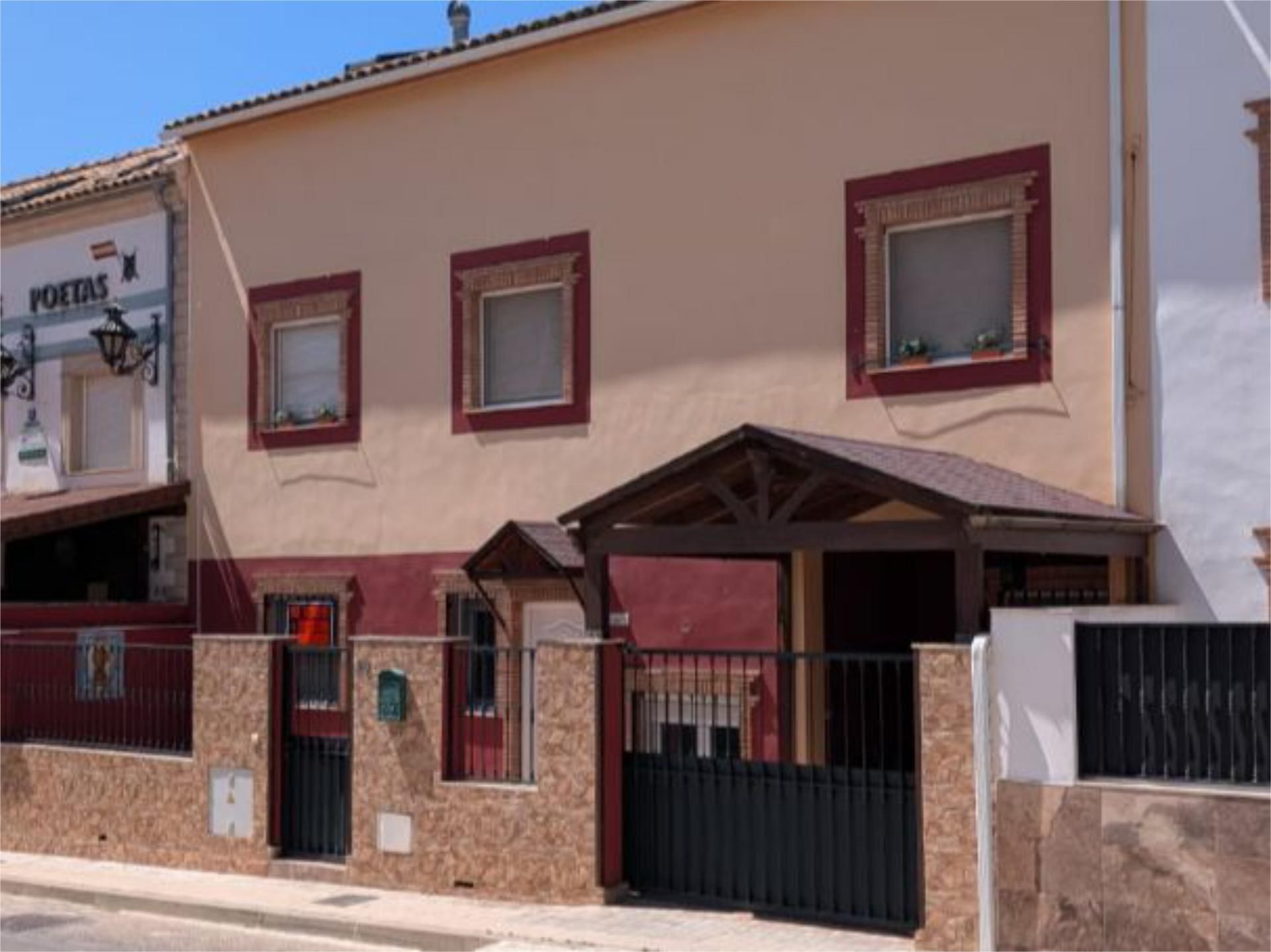 Vista exterior de Casa adosada en venda en Baeza amb Calefacció