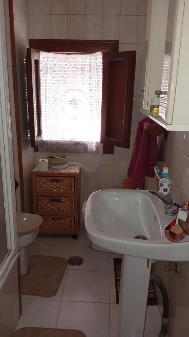 Casa adosada en venta en Calle Granada, 75, Martos Baño de Casa adosada en venta en Martos con Aire acondicionado, Jardín privado y Piscina