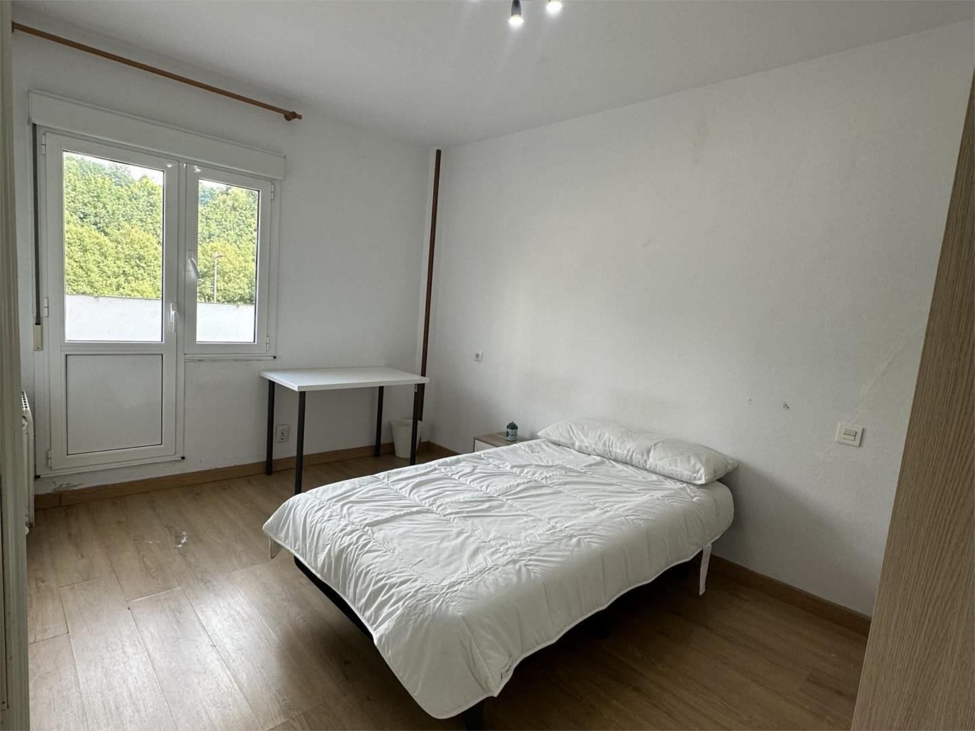 Bedroom of Flat to share in Oviedo   with Heating, Terrace and Furnished