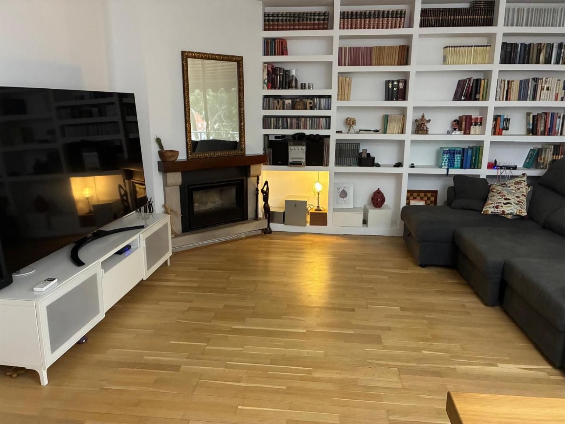 Sala d'estar de Casa adosada en venda en Molins de Rei amb Aire condicionat, Calefacció i Parquet