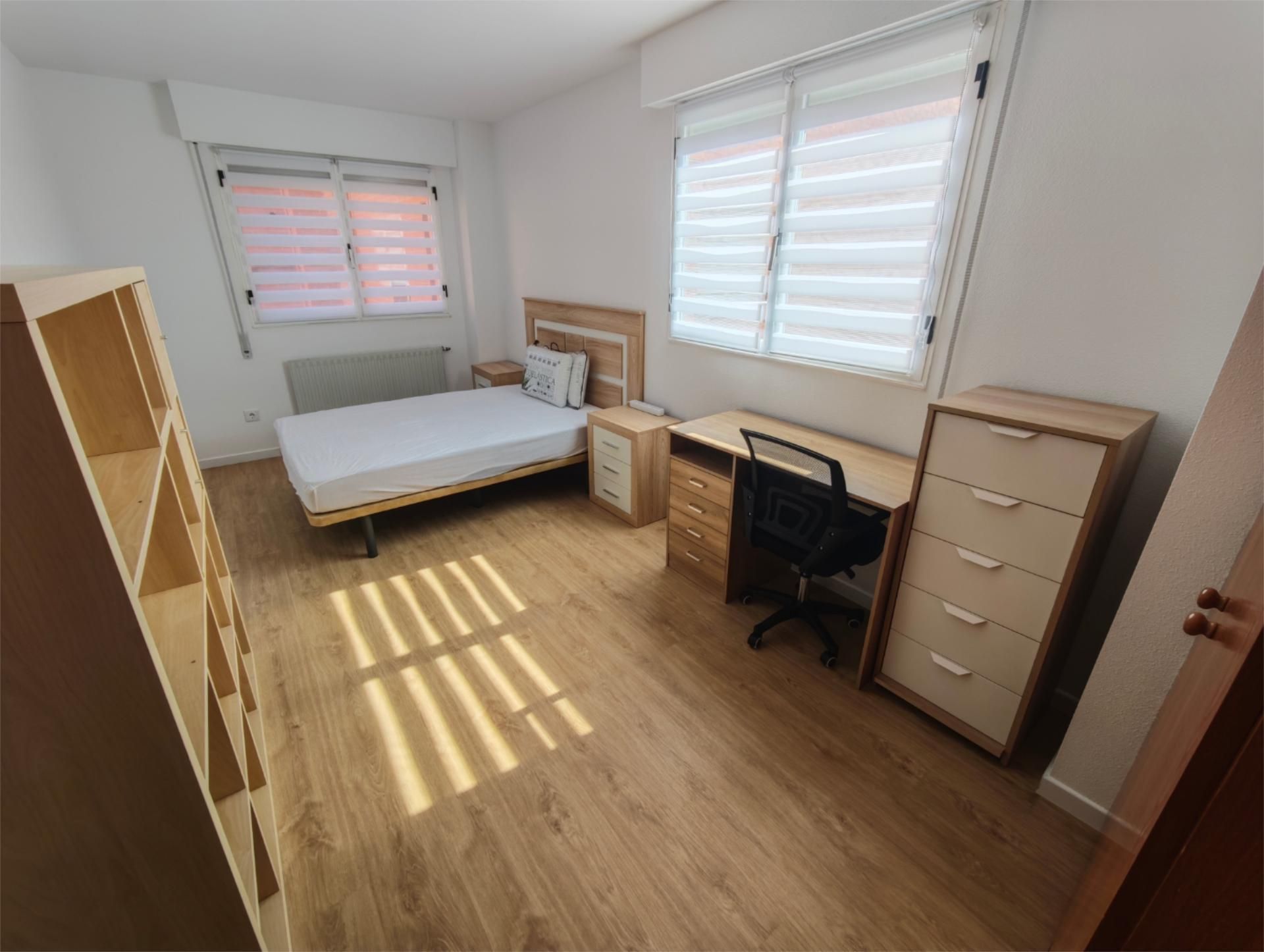 Habitación de Piso para compartir en Vitoria - Gasteiz con Calefacción, Parquet y Amueblado