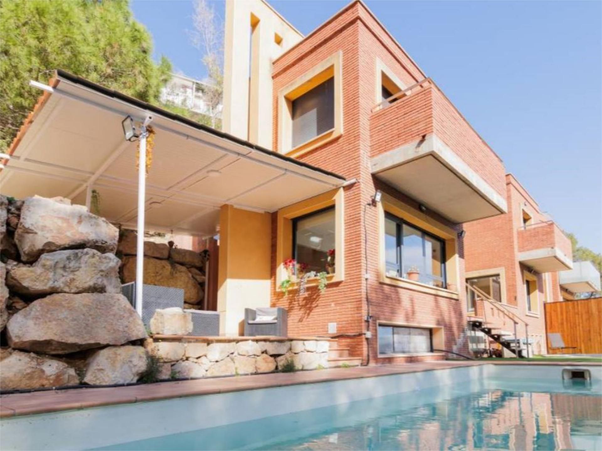 Vista exterior de Casa o xalet de lloguer en Cervelló amb Aire condicionat, Calefacció i Jardí privat