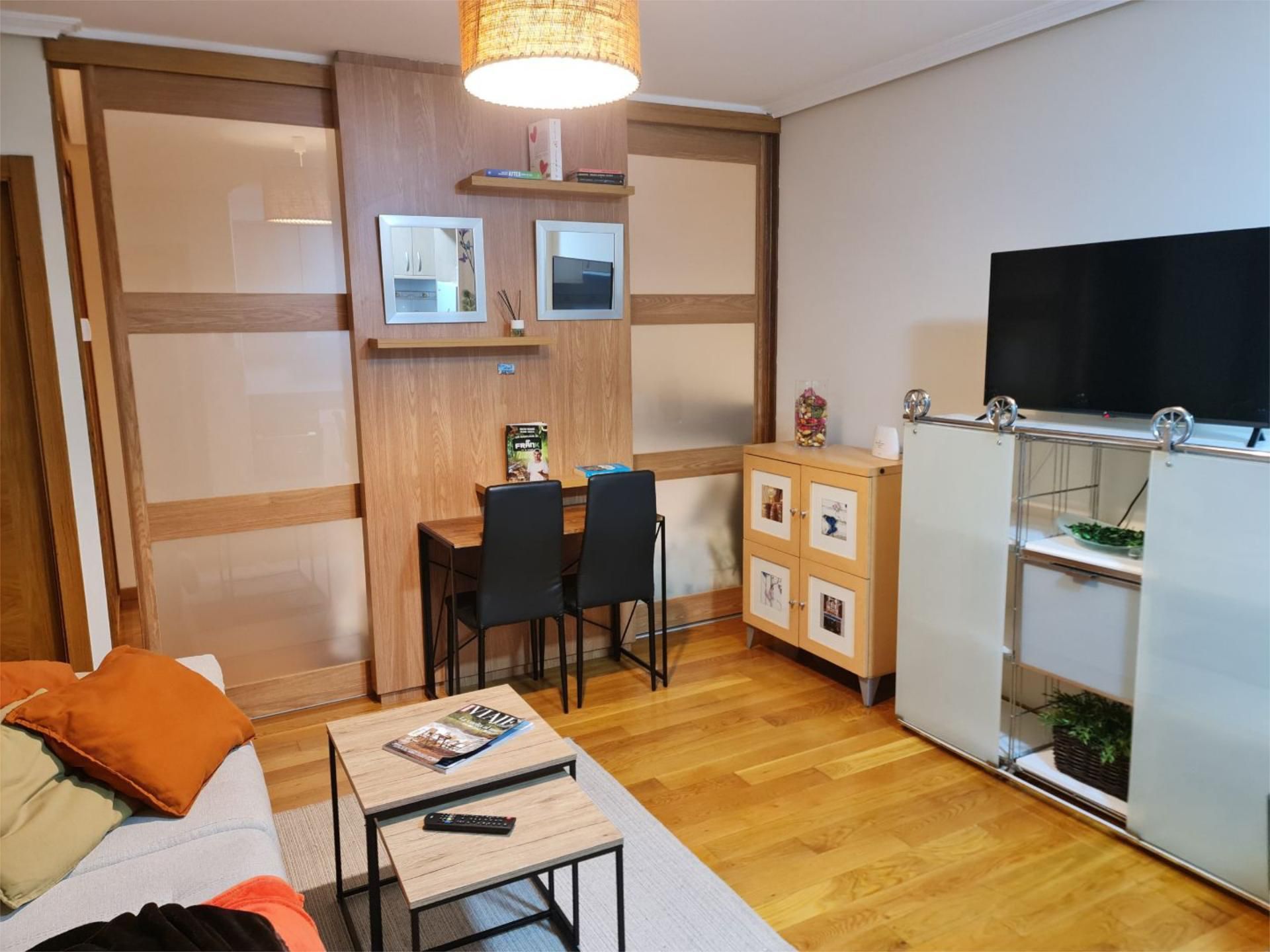 Living room of Flat to rent in Vigo   with Heating, Parquet flooring and Storage room