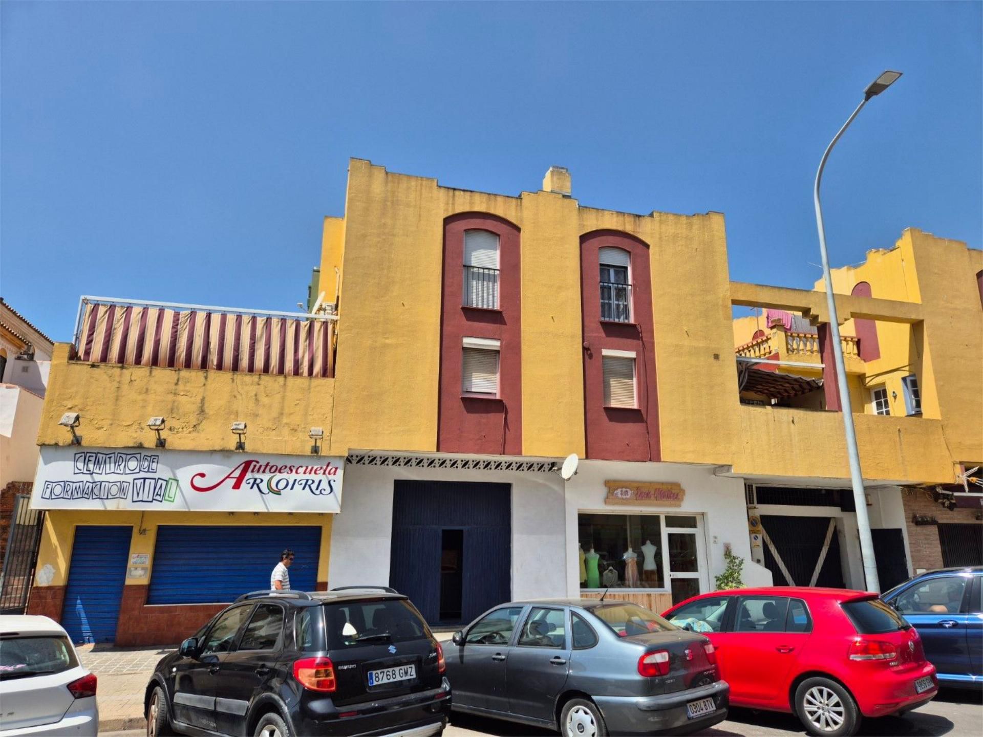 Vista exterior de Casa adosada en venda en Algeciras amb Aire condicionat, Calefacció i Moblat