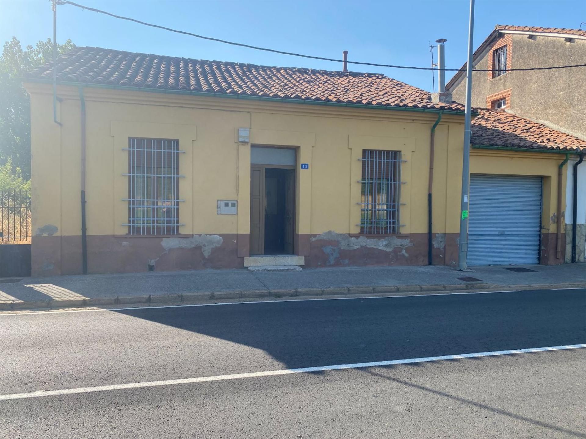 Vista exterior de Casa o xalet en venda en Cistierna amb Terrassa