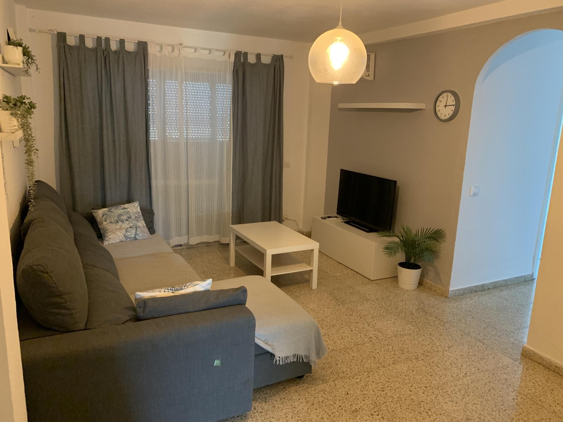 Sala d'estar de Pis de lloguer en Algeciras amb Moblat i Balcó