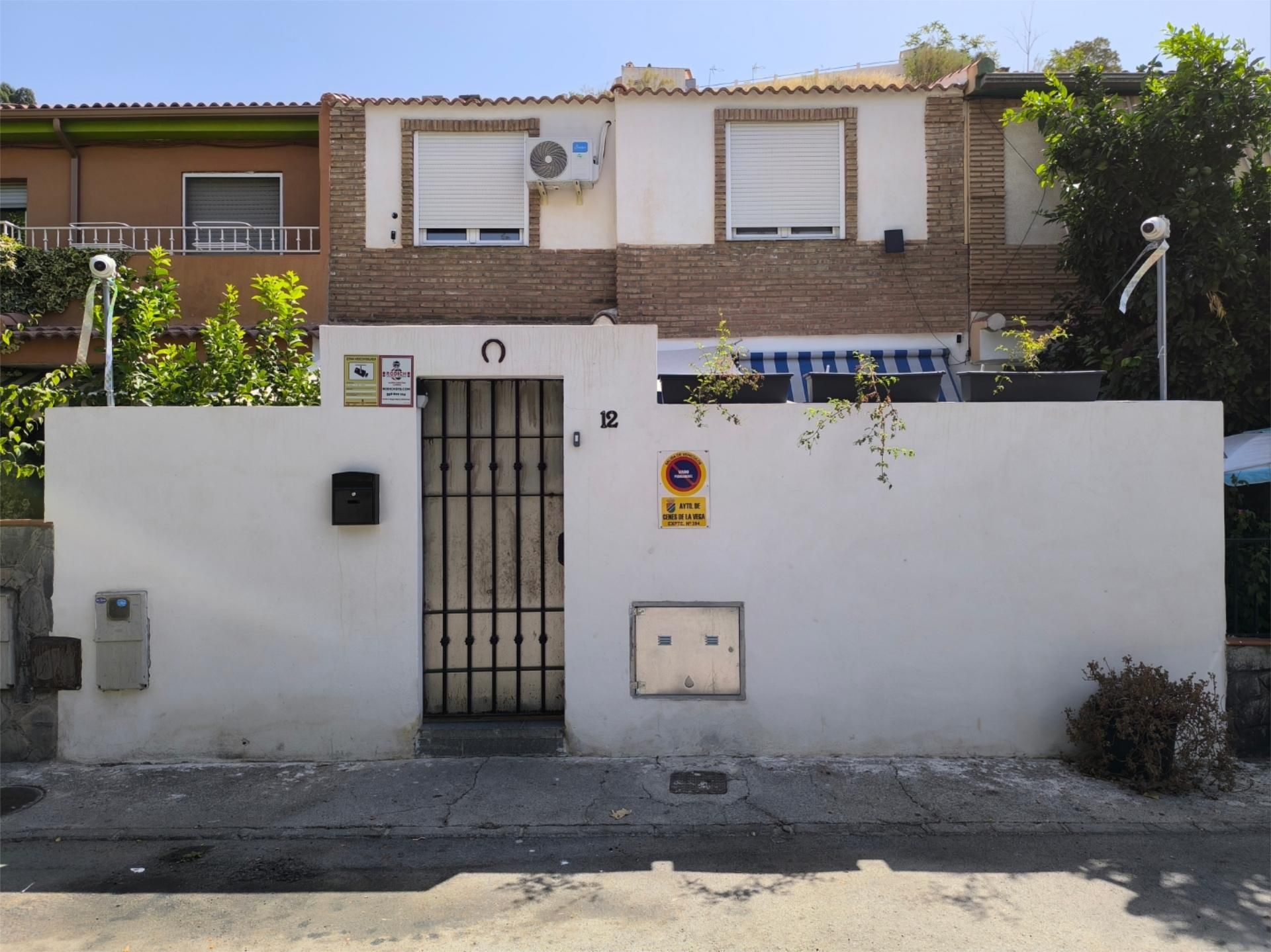 Vista exterior de Casa adosada en venda en Cenes de la Vega amb Aire condicionat i Terrassa