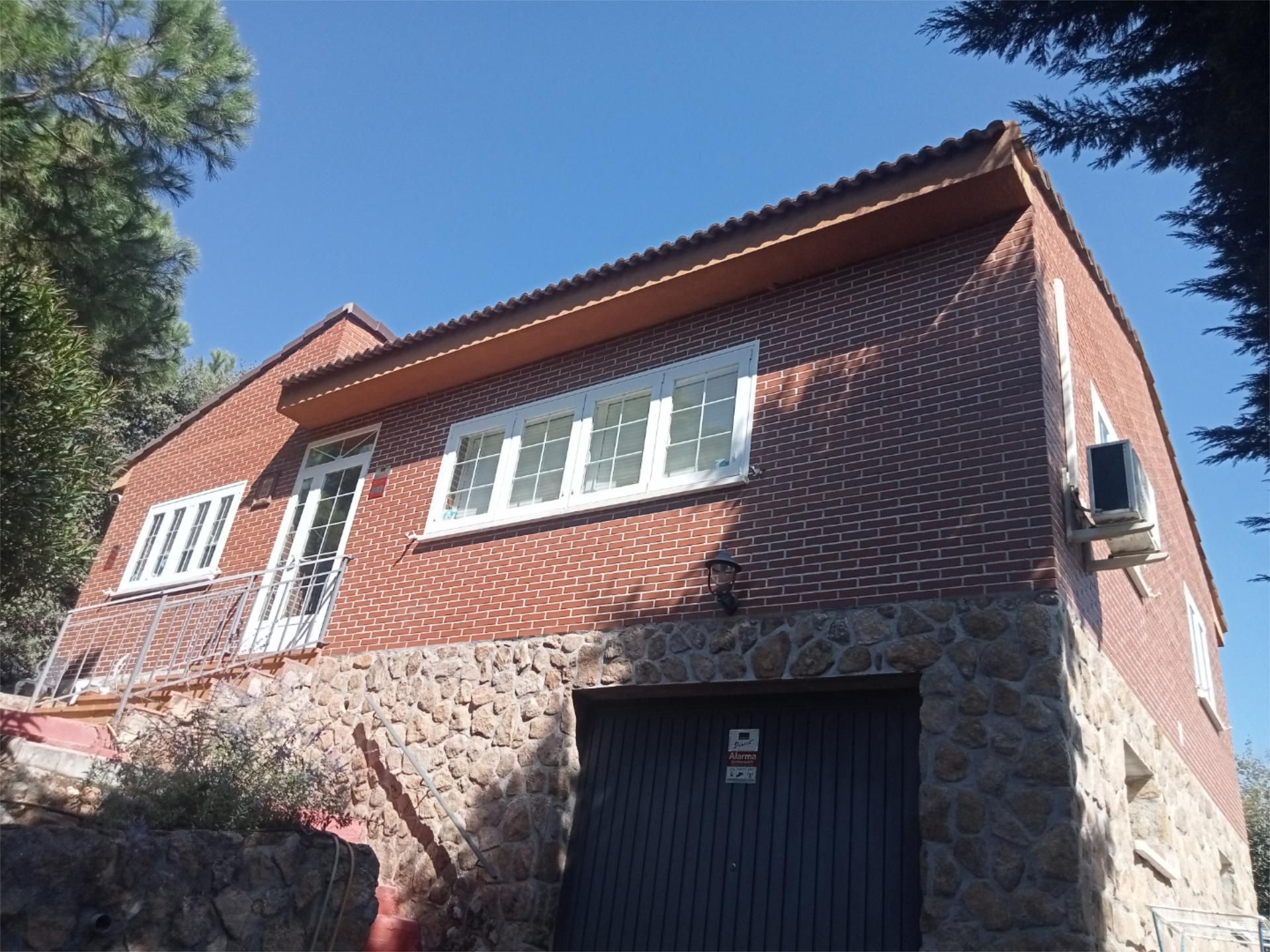 Vista exterior de Casa o xalet en venda en Uceda amb Aire condicionat, Calefacció i Jardí privat