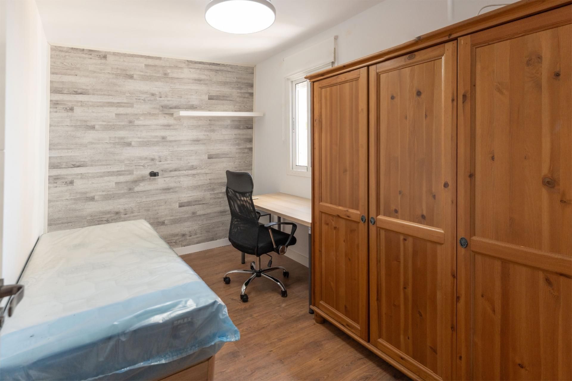 Bedroom of Flat to share in  Sevilla Capital  with Air Conditioner, Heating and Parquet flooring