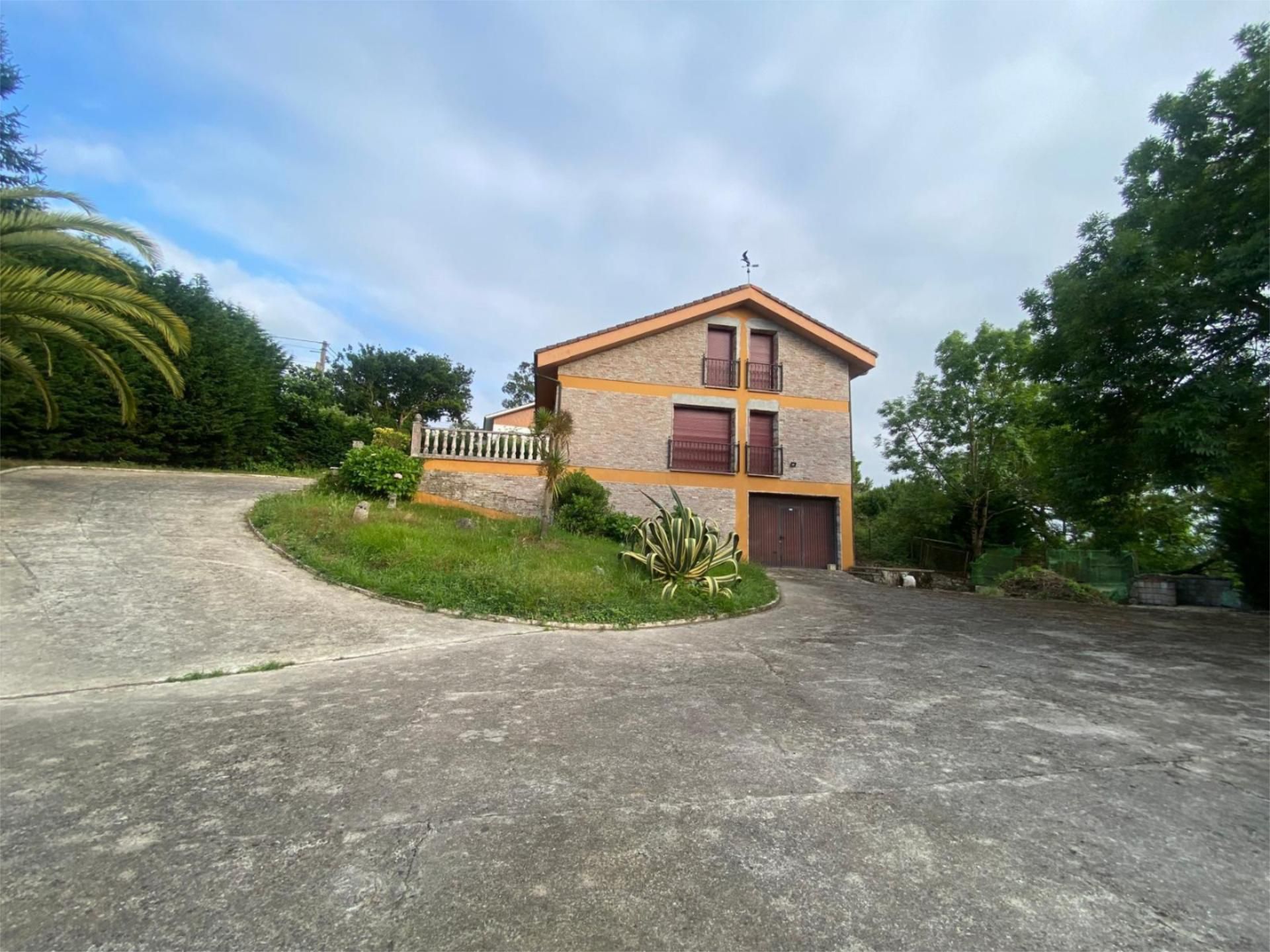 Vista exterior de Casa o chalet en venta en Las Regueras   con Terraza y Balcón