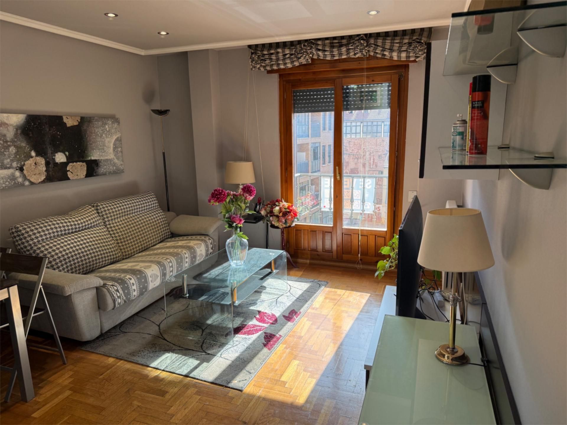 Sala d'estar de Pis en venda en Soria Capital  amb Calefacció, Parquet i Moblat