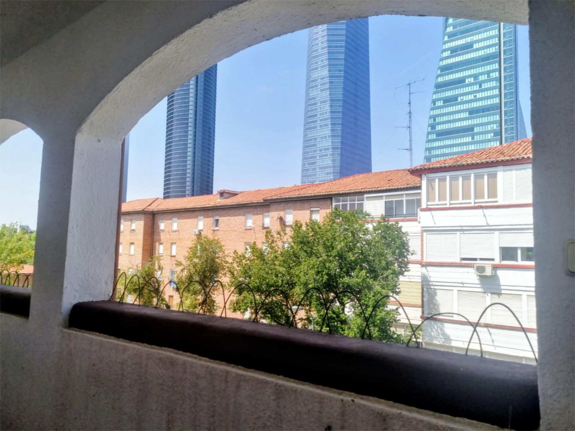 Vista exterior de Pis per a compartir en  Madrid Capital amb Terrassa i Moblat