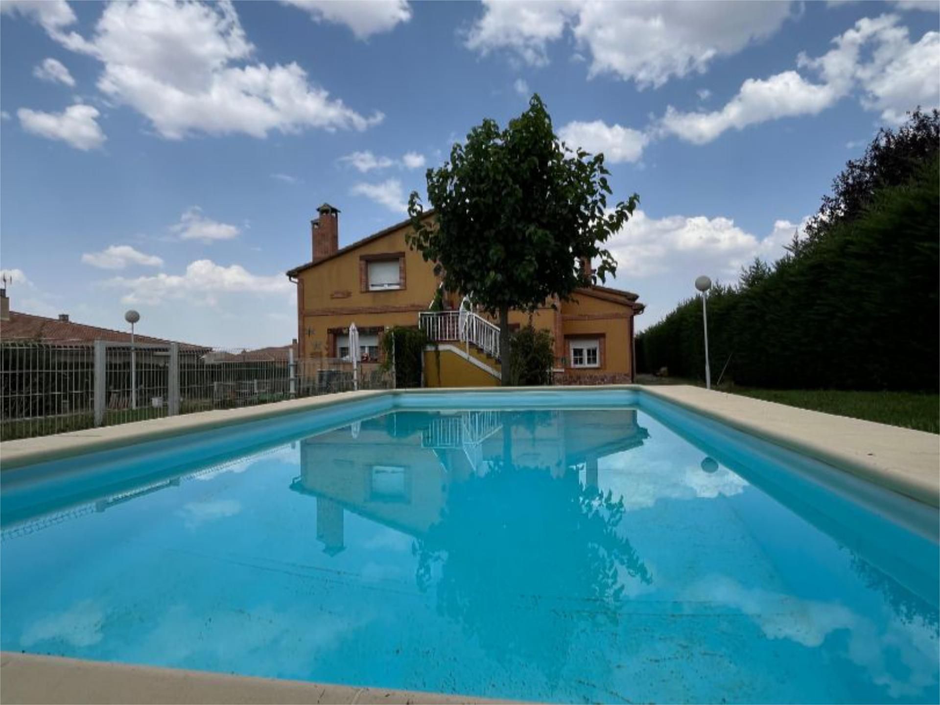 Piscina de Pis de lloguer en Torrecaballeros amb Calefacció, Jardí privat i Parquet