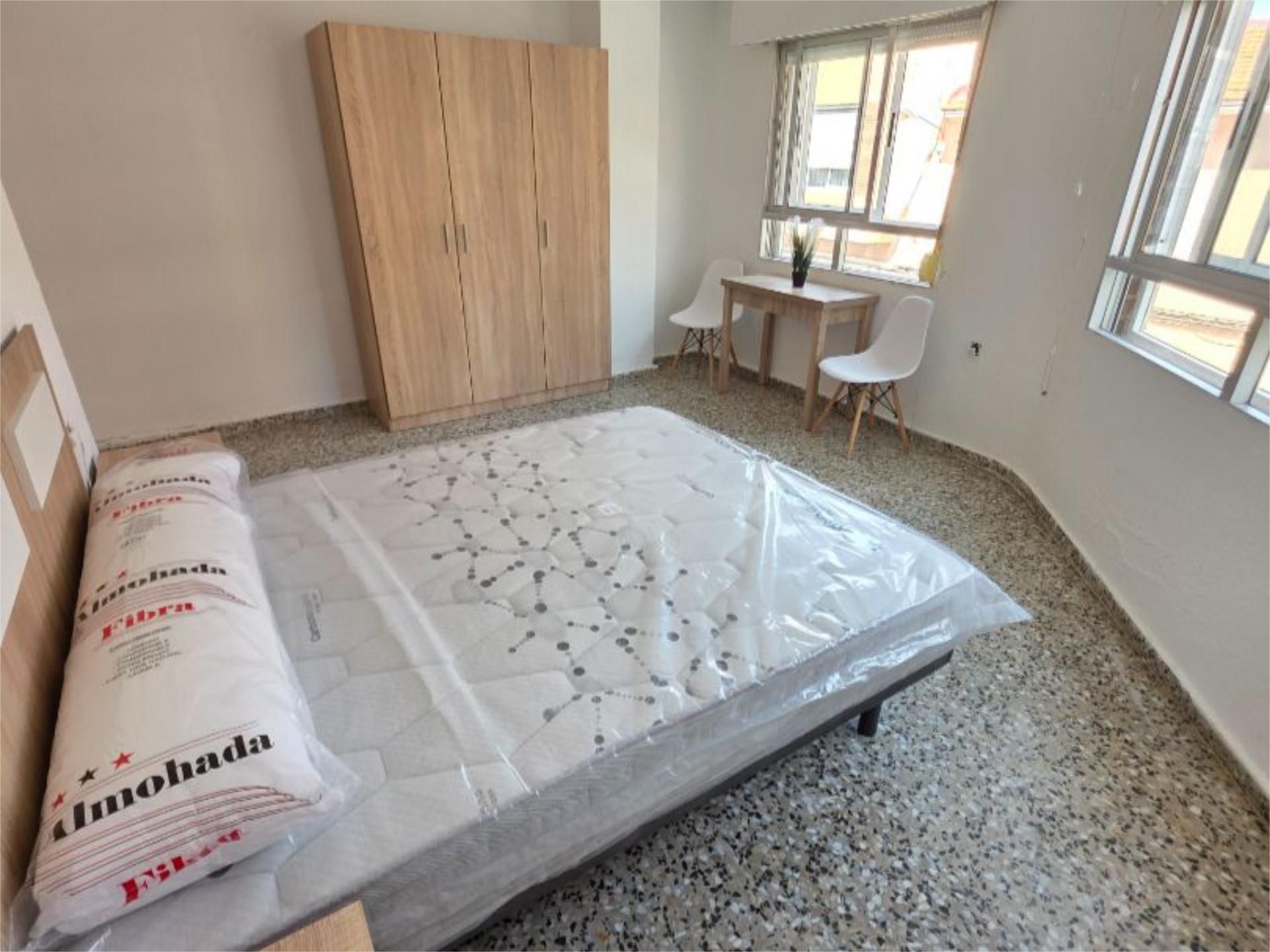 Dormitori de Pis per a compartir en Petrer amb Parquet i Moblat