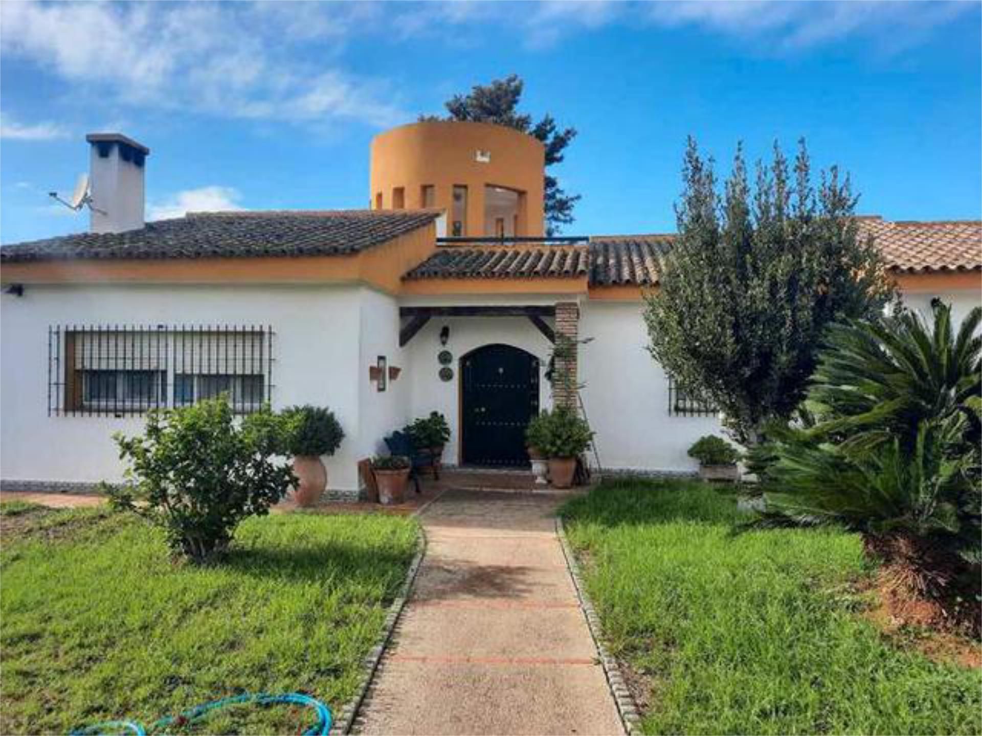 Vista exterior de Casa adosada en venda en Chiclana de la Frontera amb Piscina