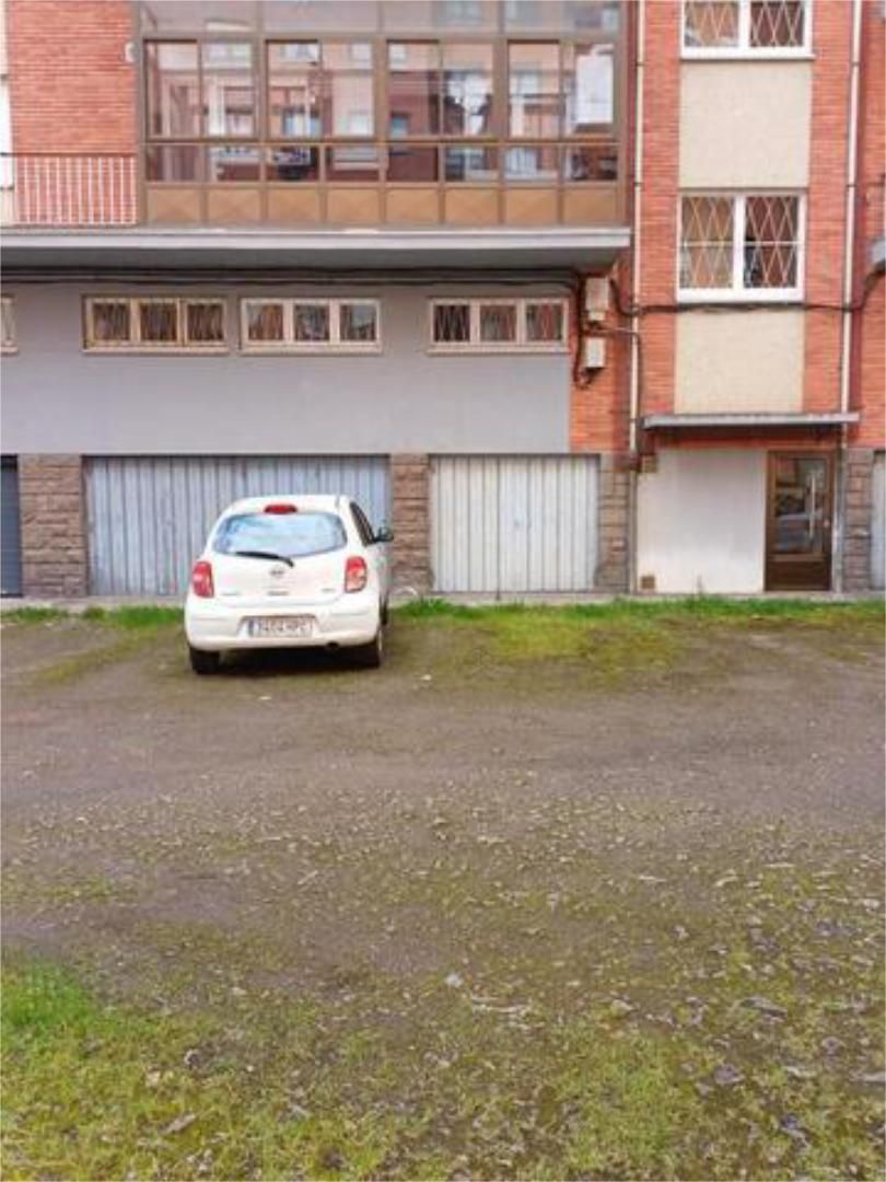 Aparcament de Pis en venda en Avilés amb Calefacció, Jardí privat i Terrassa