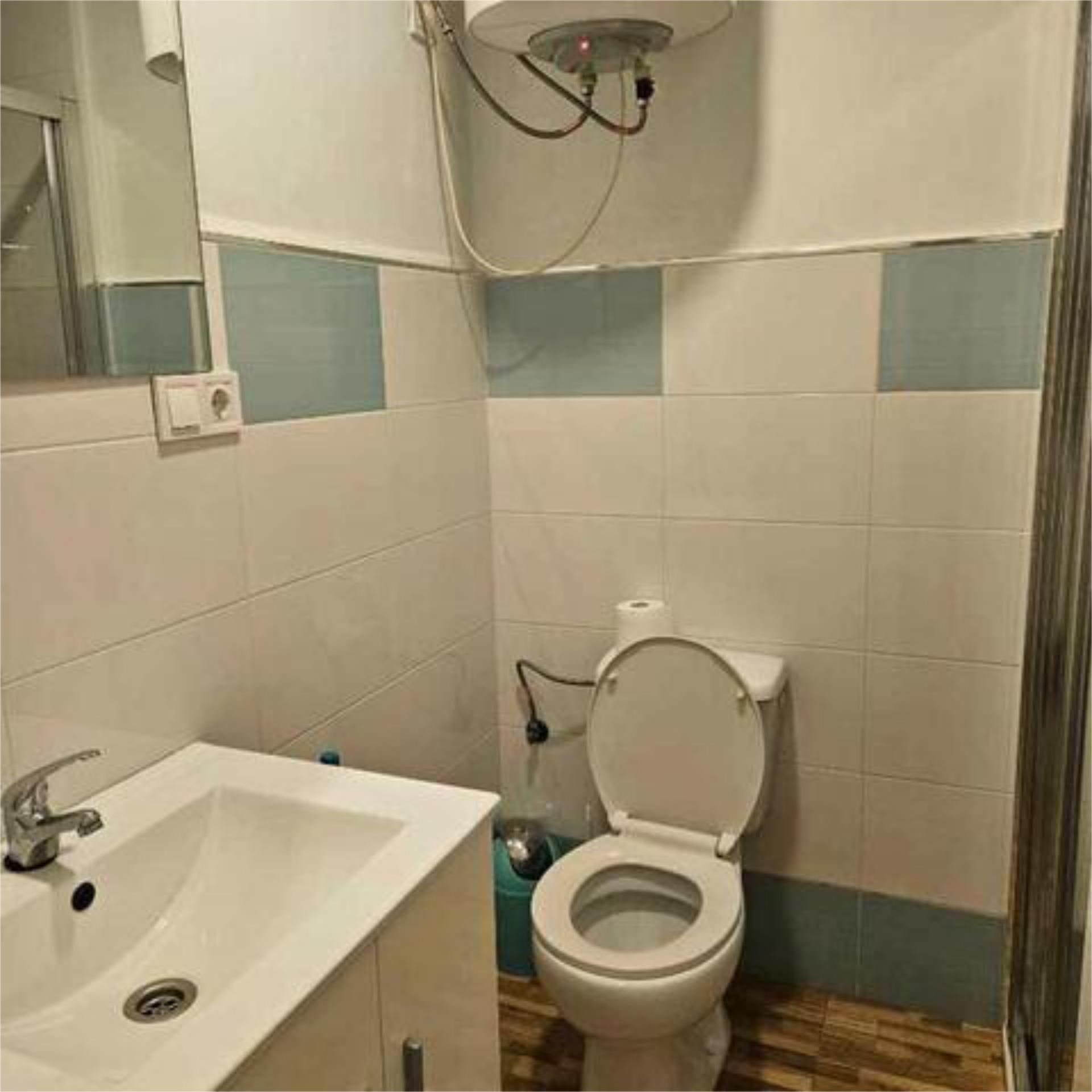 Bany de Apartament de lloguer en Aznalcóllar amb Calefacció i Moblat