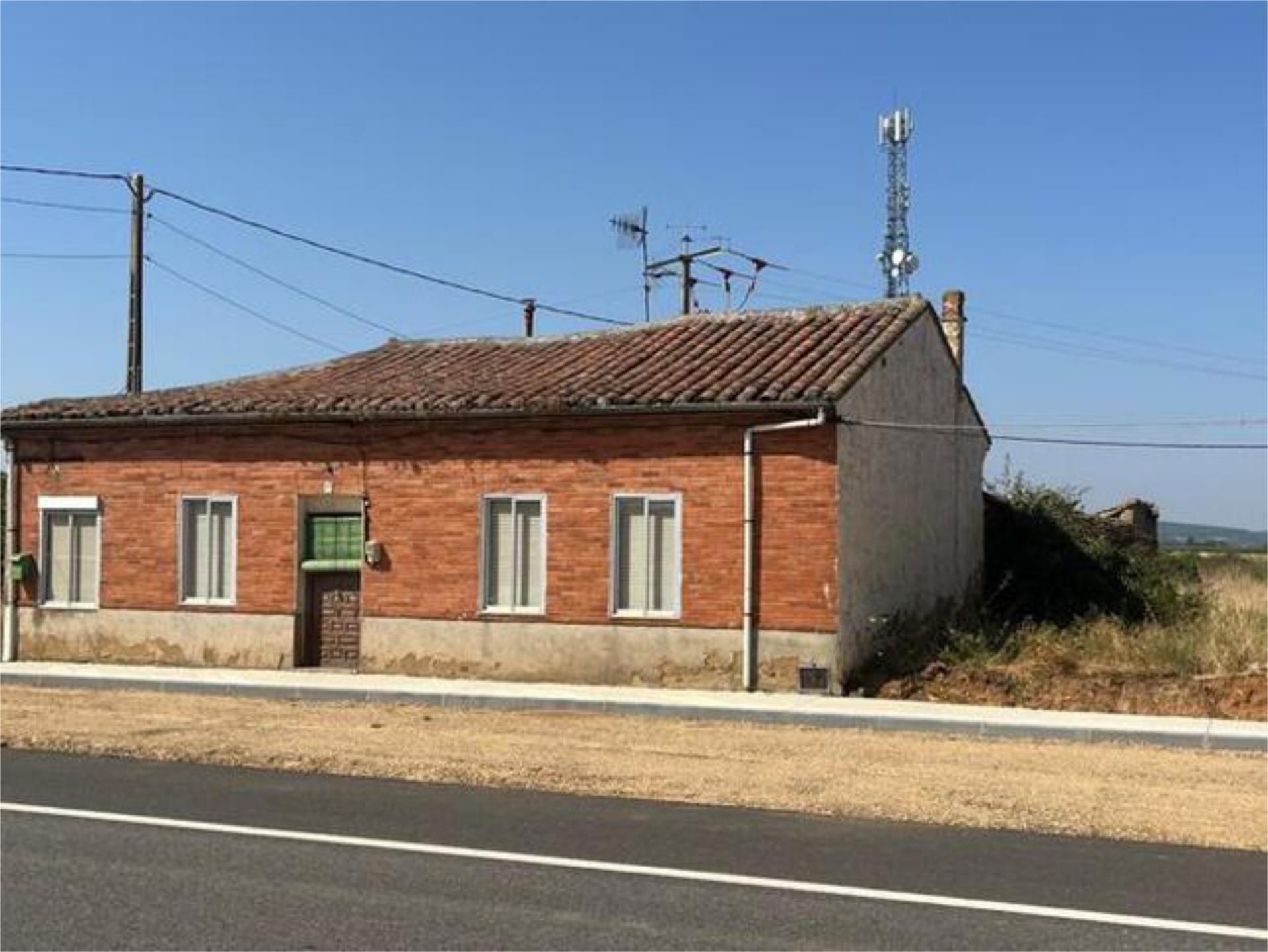Exterior view of House or chalet for sale in Pozuelo del Páramo  with Heating, Private garden and Storage room