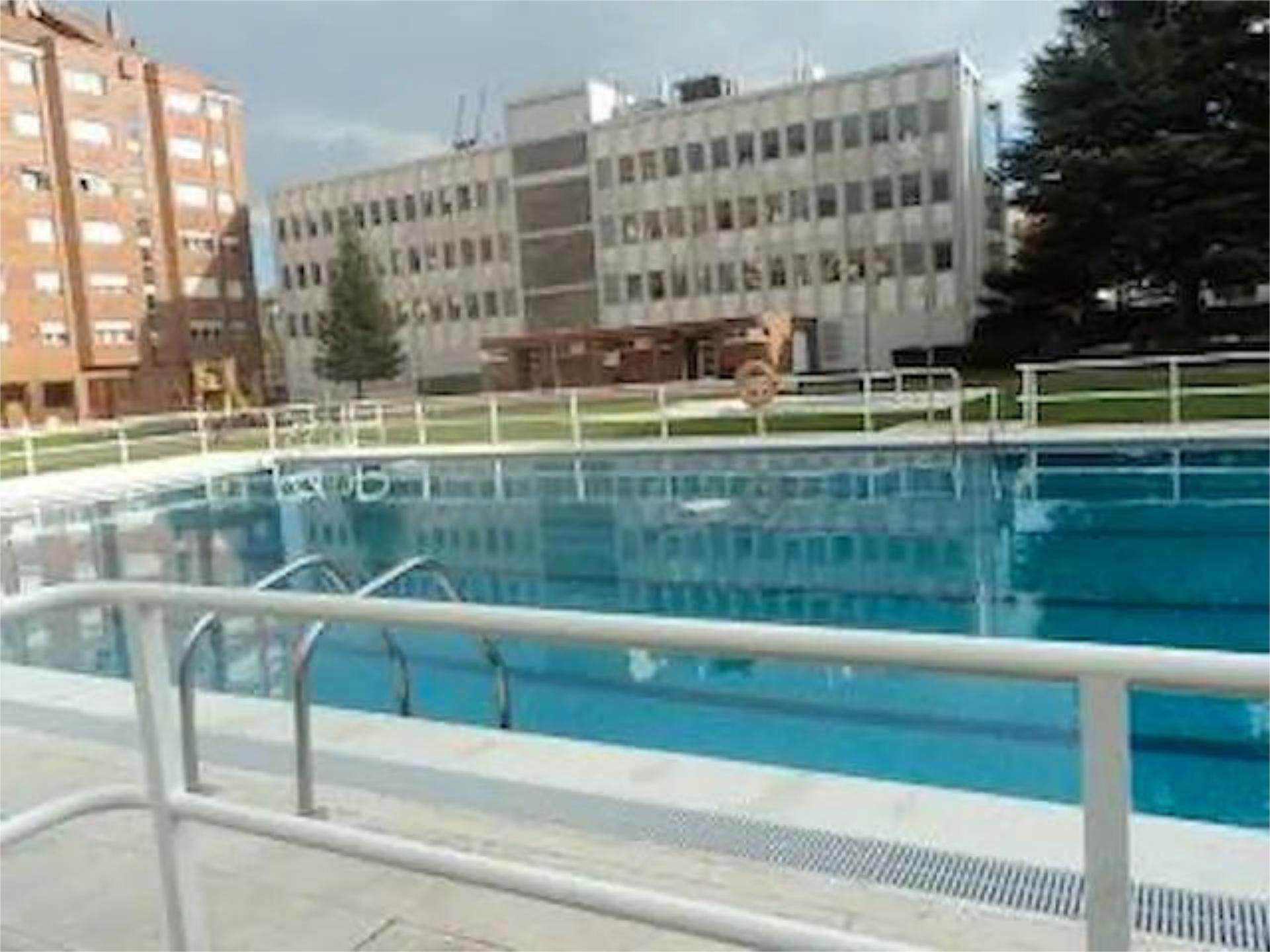 Piscina de Apartament de lloguer en  Logroño amb Calefacció, Jardí privat i Terrassa