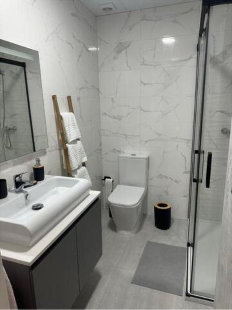 Bany de Apartament de lloguer en Torremolinos amb Terrassa i Piscina