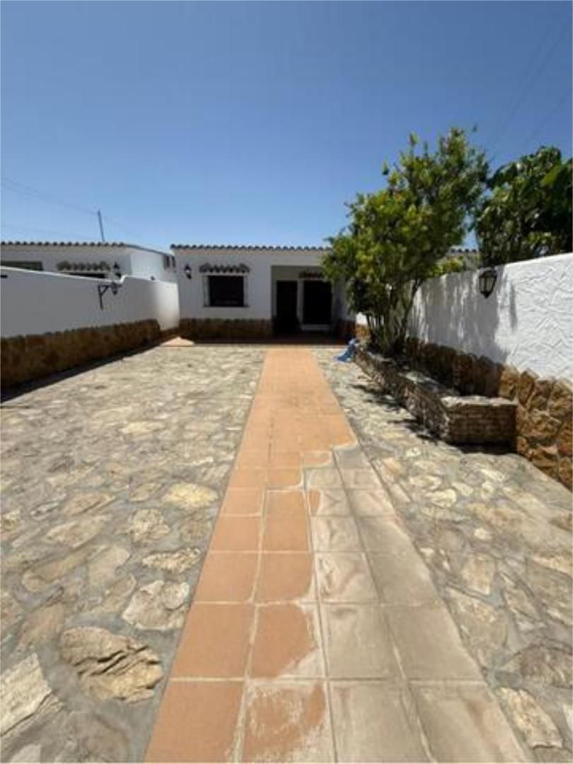 Exterior view of Single-family semi-detached to rent in Chiclana de la Frontera  with Heating, Terrace and Furnished
