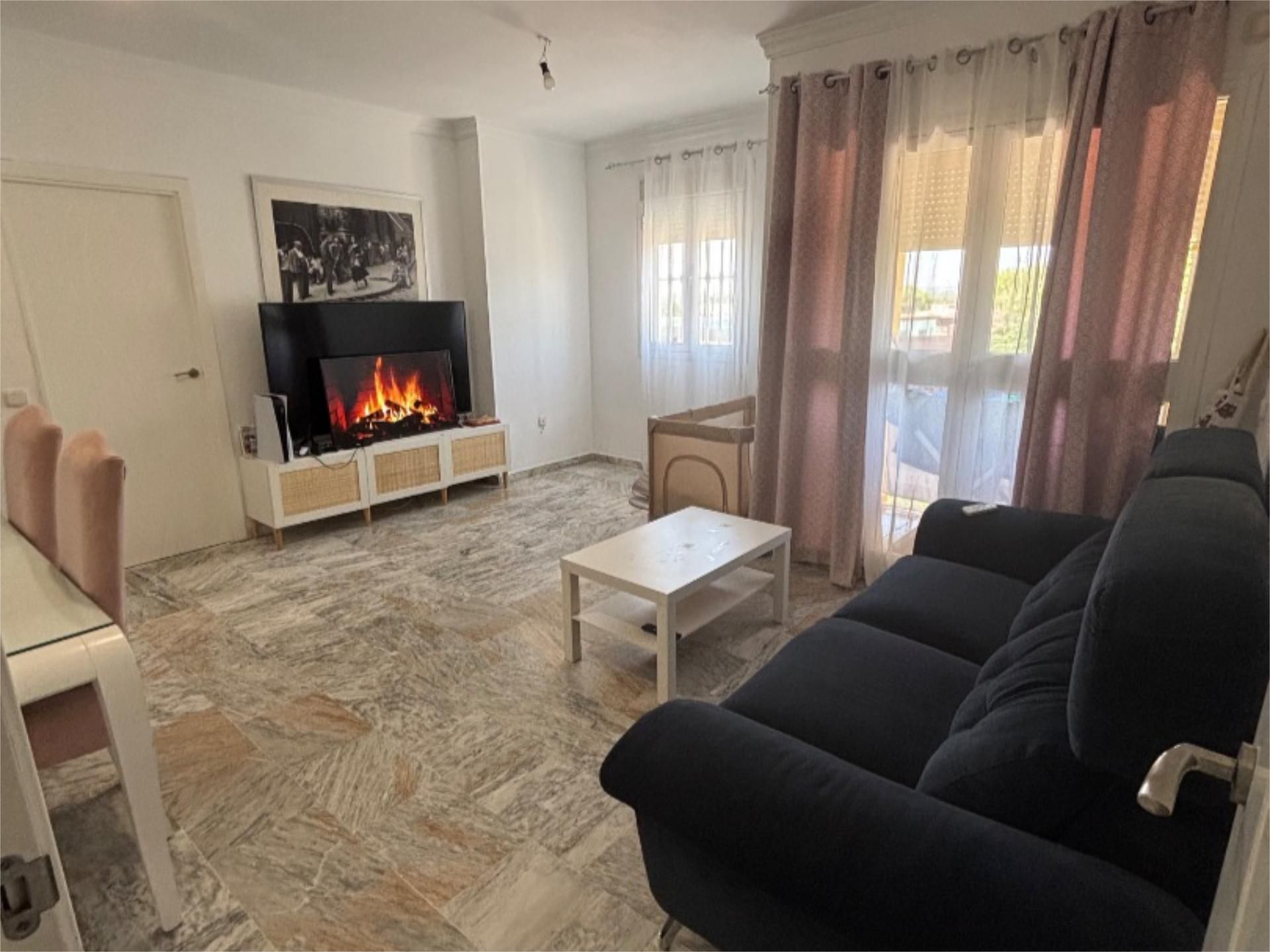 Sala d'estar de Pis en venda en Dos Hermanas amb Aire condicionat i Balcó