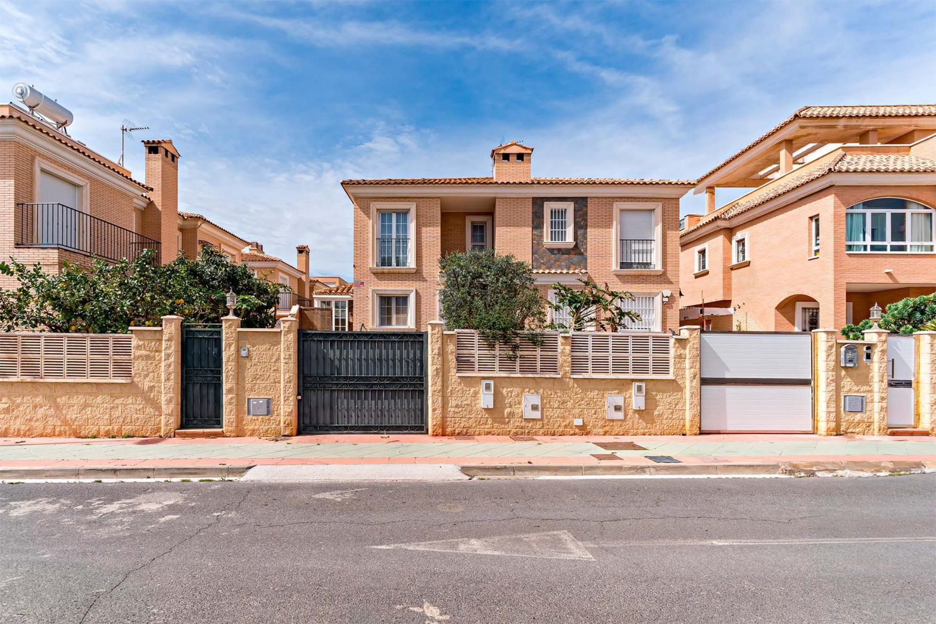 Vista exterior de Casa adosada en venta en  Almería Capital con Aire acondicionado, Calefacción y Jardín privado