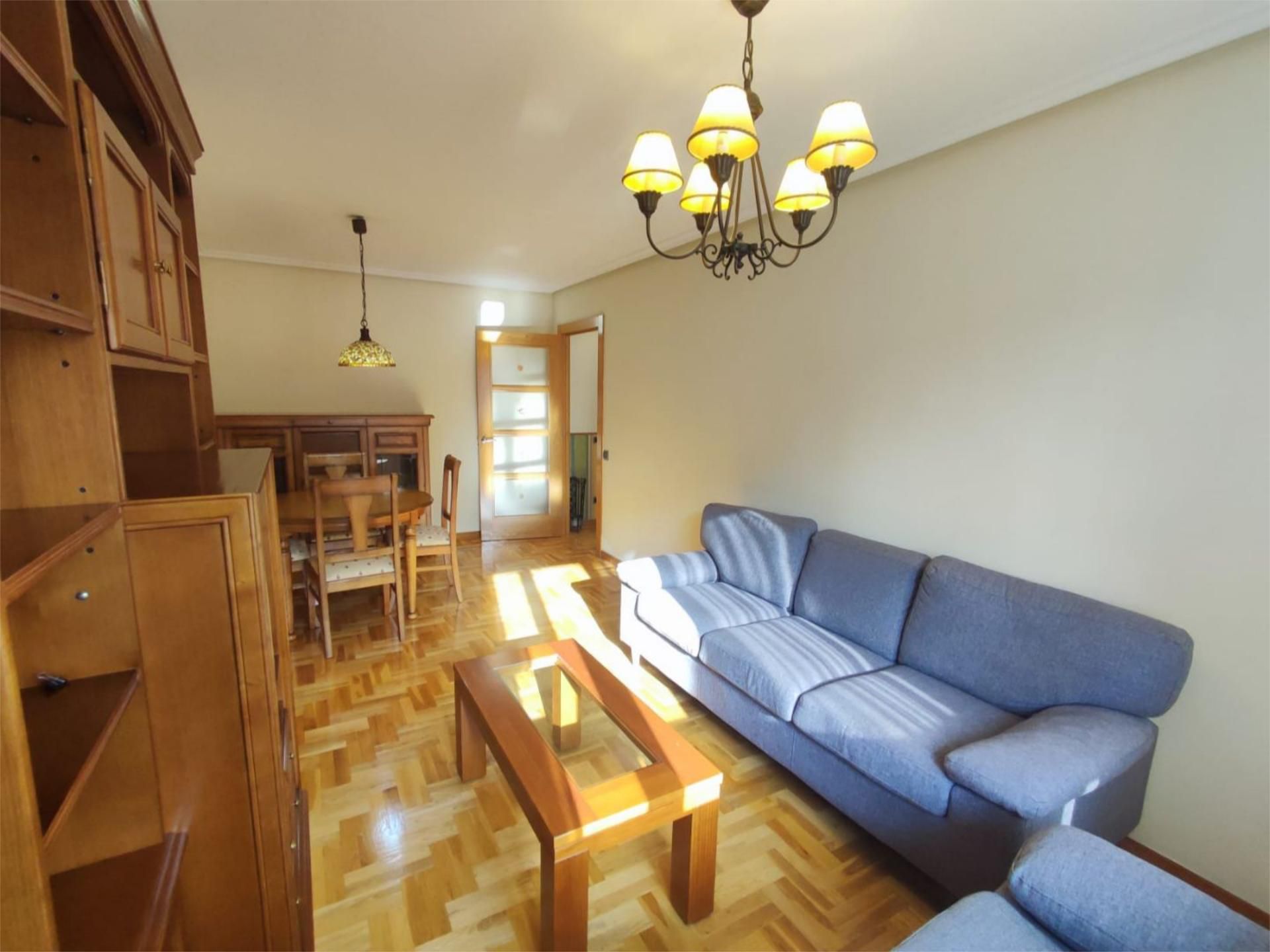 Sala d'estar de Pis en venda en Oviedo  amb Calefacció, Parquet i Traster