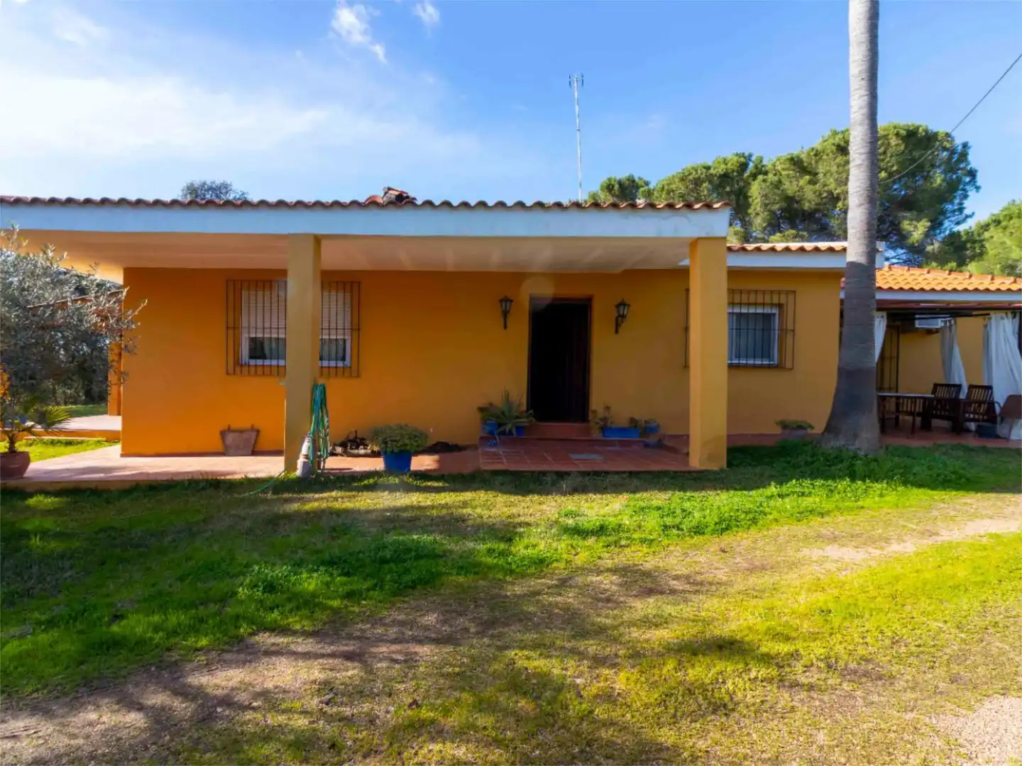 Casa o xalet en venda a Carretera de Sevilla, 9, Carretera de Sevilla - Los Montitos Vista exterior de Casa o xalet en venda en Badajoz amb Aire condicionat, Calefacció i Jardí privat