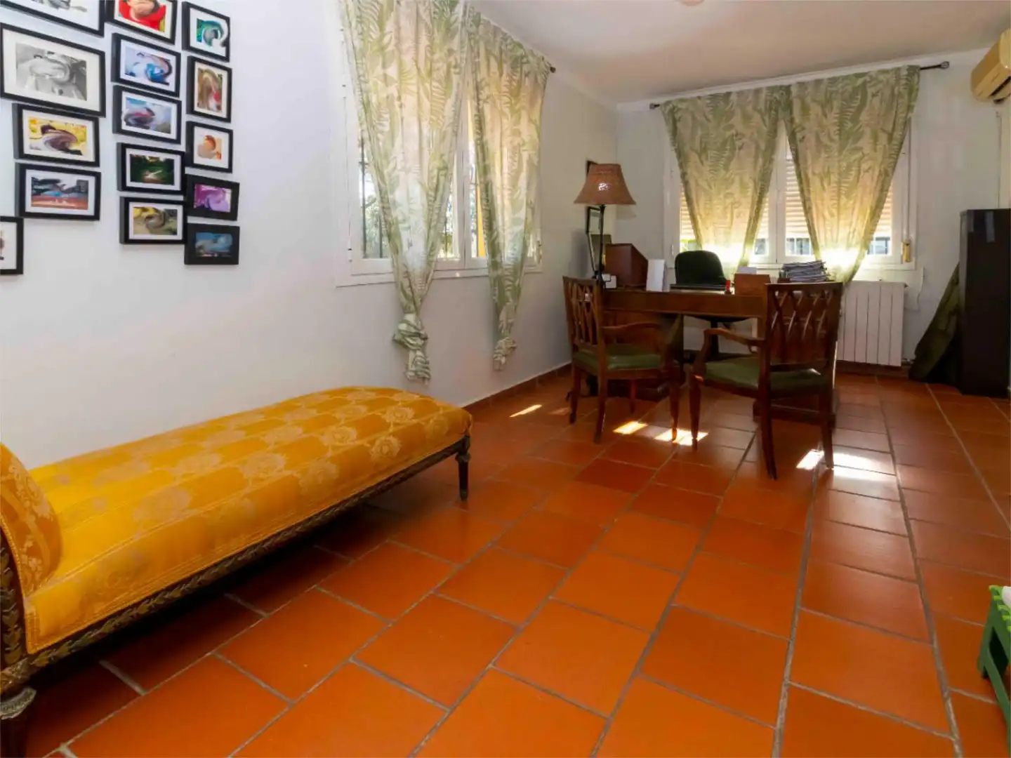 Casa o xalet en venda a Carretera de Sevilla, 9, Carretera de Sevilla - Los Montitos Sala d'estar de Casa o xalet en venda en Badajoz amb Aire condicionat, Calefacció i Jardí privat