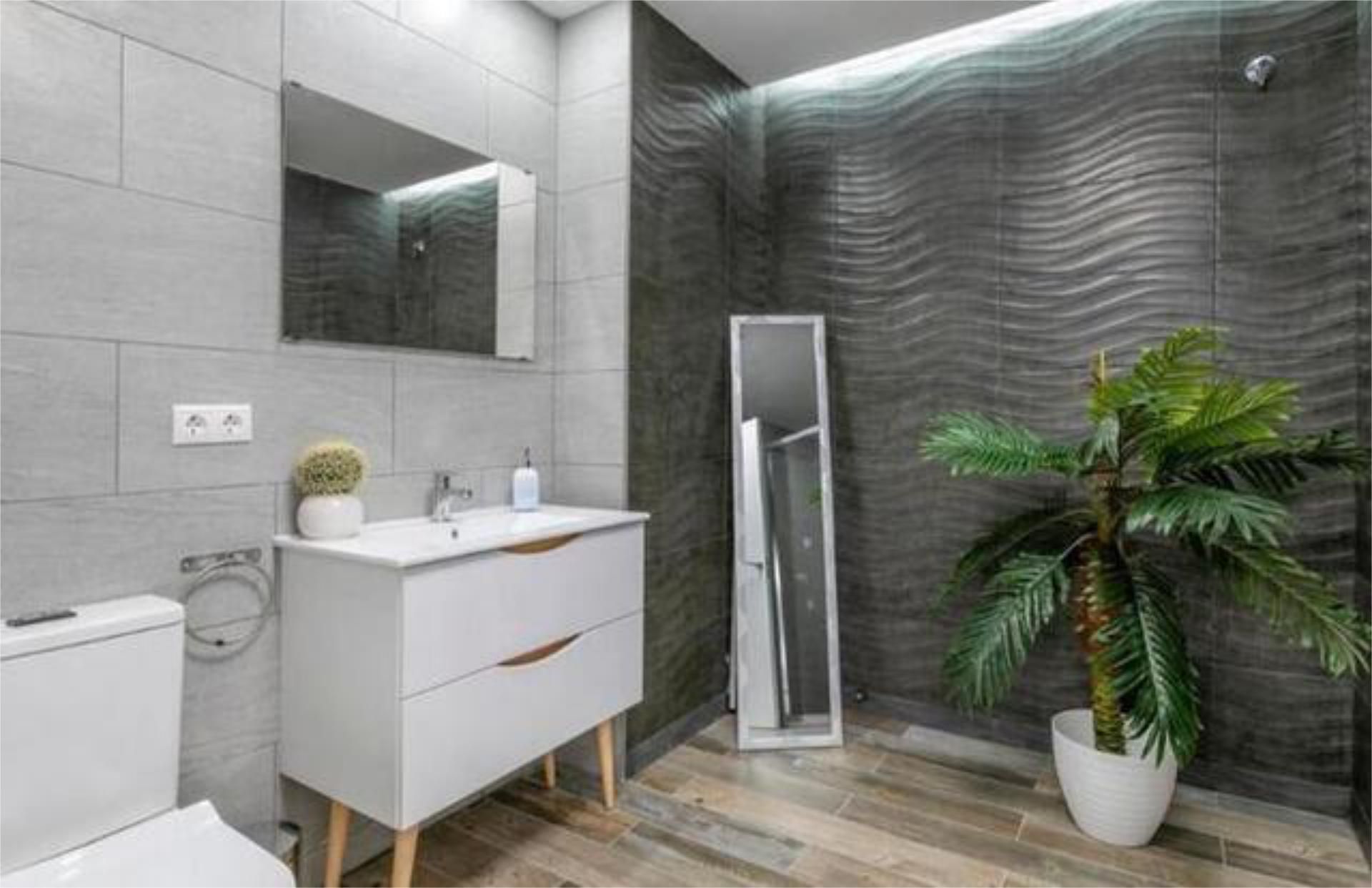 Bathroom of Apartment to rent in Alicante / Alacant