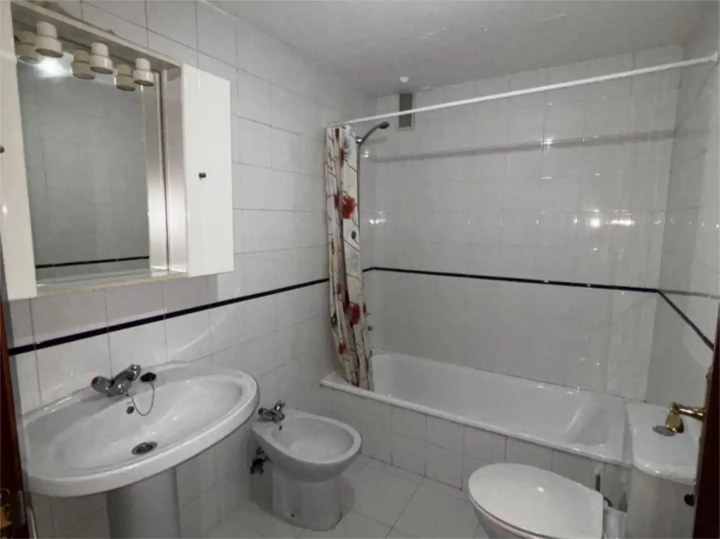 Flat for rent in Calle Padre Claret, 13, Joaquina Eguaras Bathroom of Flat for rent in Granada with Private garden, Furnished and Video intercom
