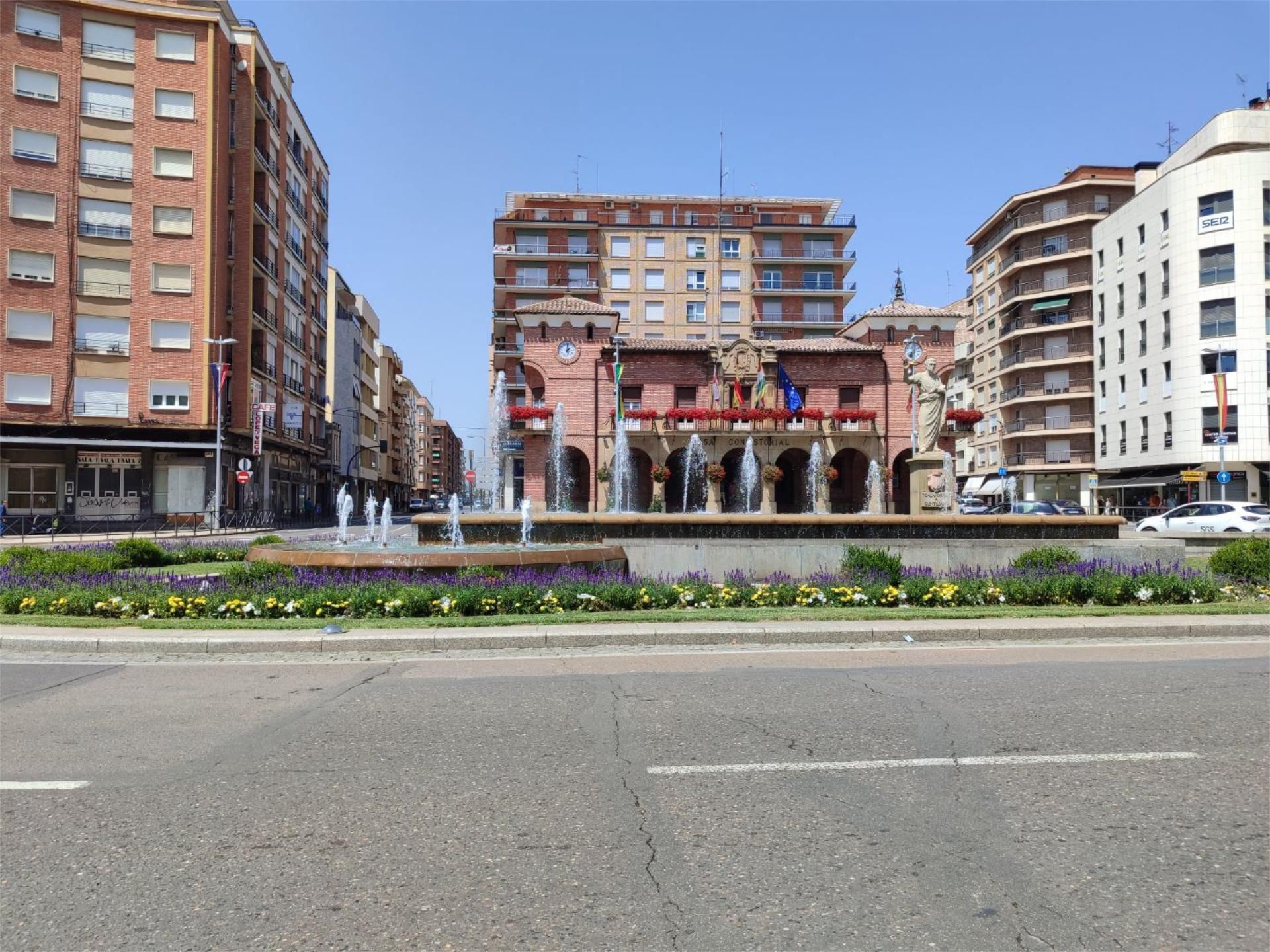 Vista exterior de Pis per a compartir en Calahorra amb Calefacció, Terrassa i Moblat