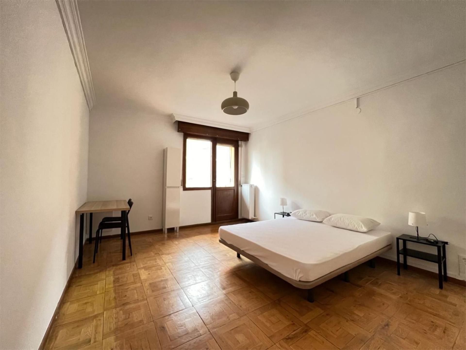 Bedroom of Flat to share in  Pamplona / Iruña