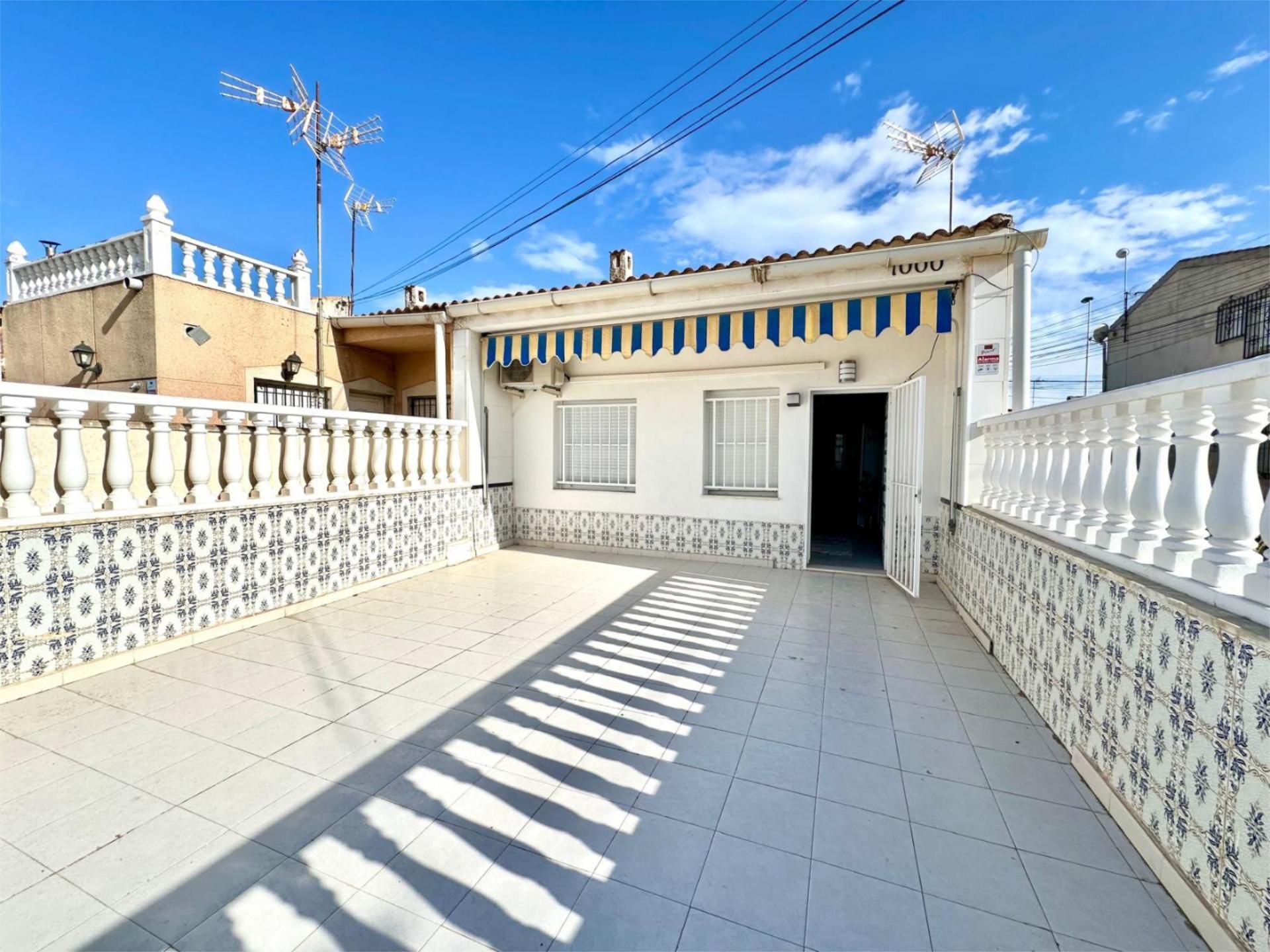 Vista exterior de Casa adosada en venda en Torrevieja