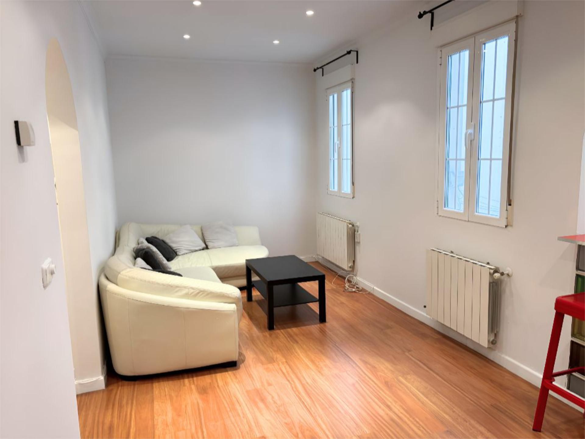 Sala d'estar de Pis de lloguer en  Madrid Capital amb Calefacció, Parquet i Moblat